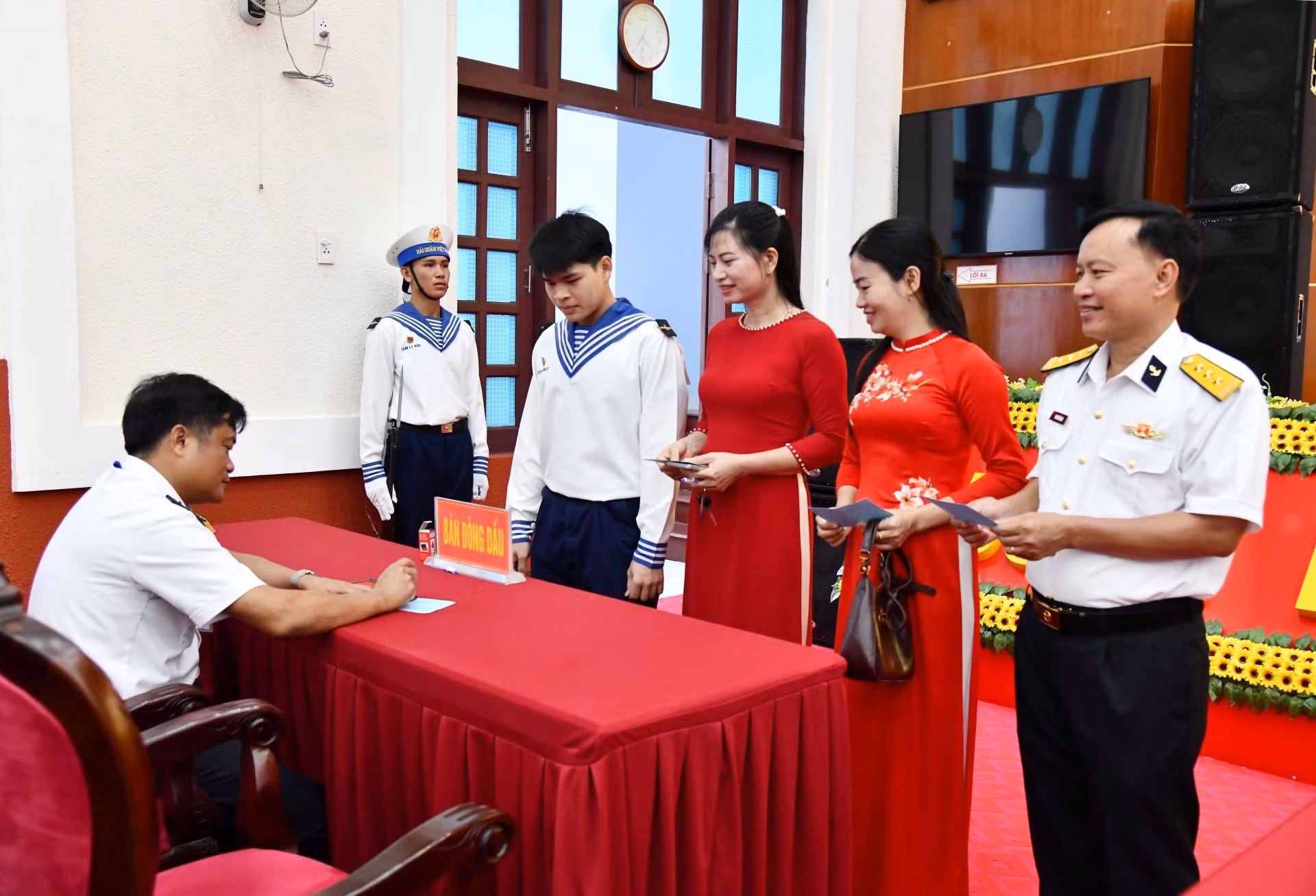 Los miembros del comité electoral sellan la confirmación después de que los votantes completaran la votación conforme a la Ley Electoral.