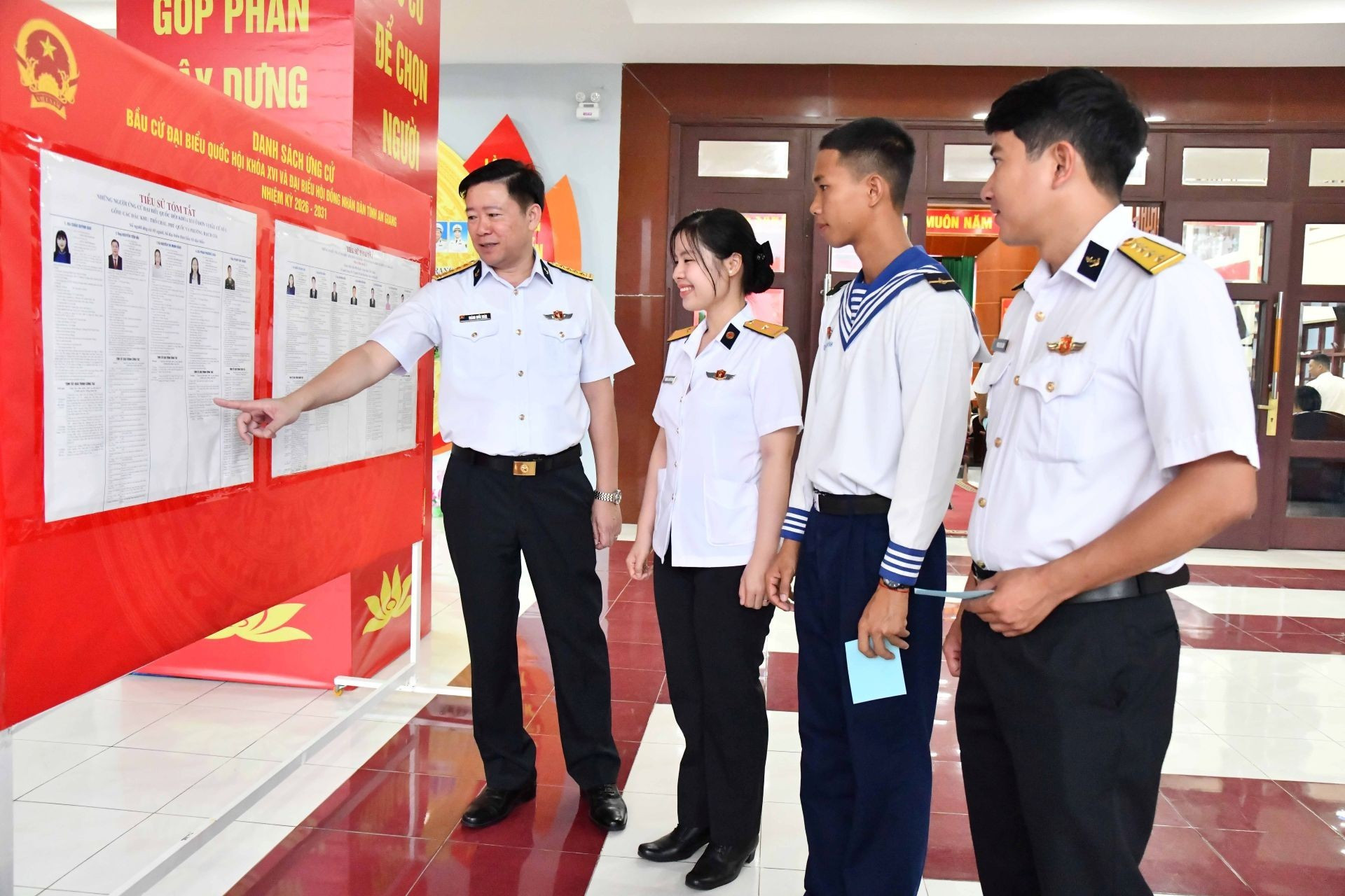 Oficiales y soldados estudian la biografía y el programa de acción de los candidatos antes de ejercer sus derechos y deberes ciudadanos.