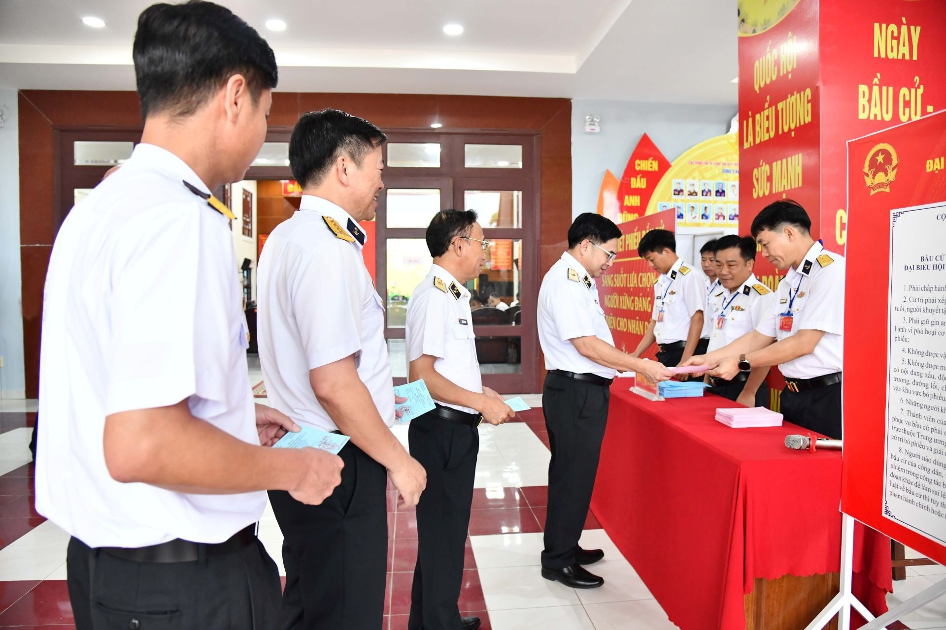 Los jefes del Mando de la Región Naval 5 reciben las papeletas del comité electoral.