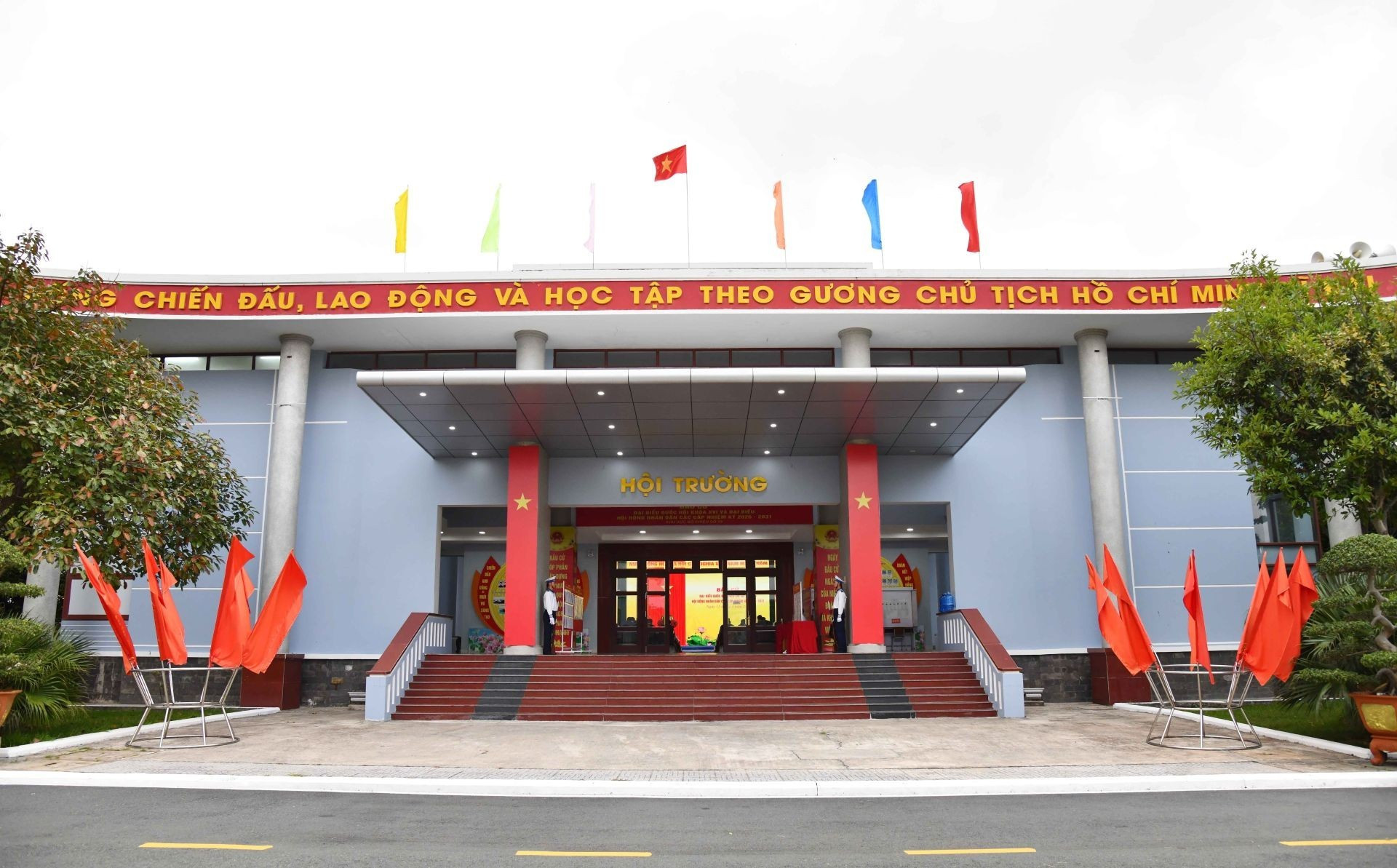 El recinto del Mando de la Región Naval 5 fue decorado con banderas, pancartas, paneles y lemas de propaganda electoral, creando un ambiente entusiasta en toda la unidad.