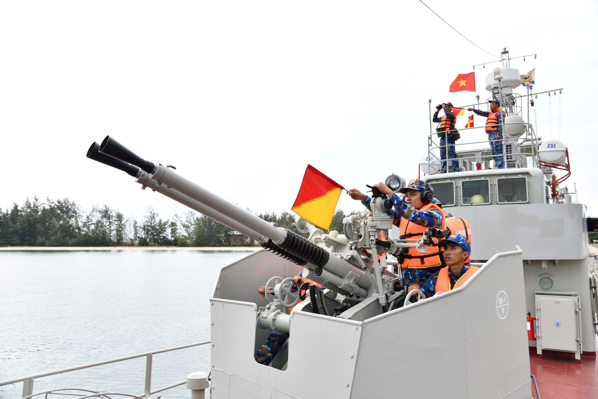 En el día de las elecciones legislativas, los oficiales y soldados de la Región Naval 5 se turnan para ejercer sus derechos ciudadanos, al tiempo que mantienen el régimen de guardia y preparación para el combate, atentos a la situación en la zona que defienden.