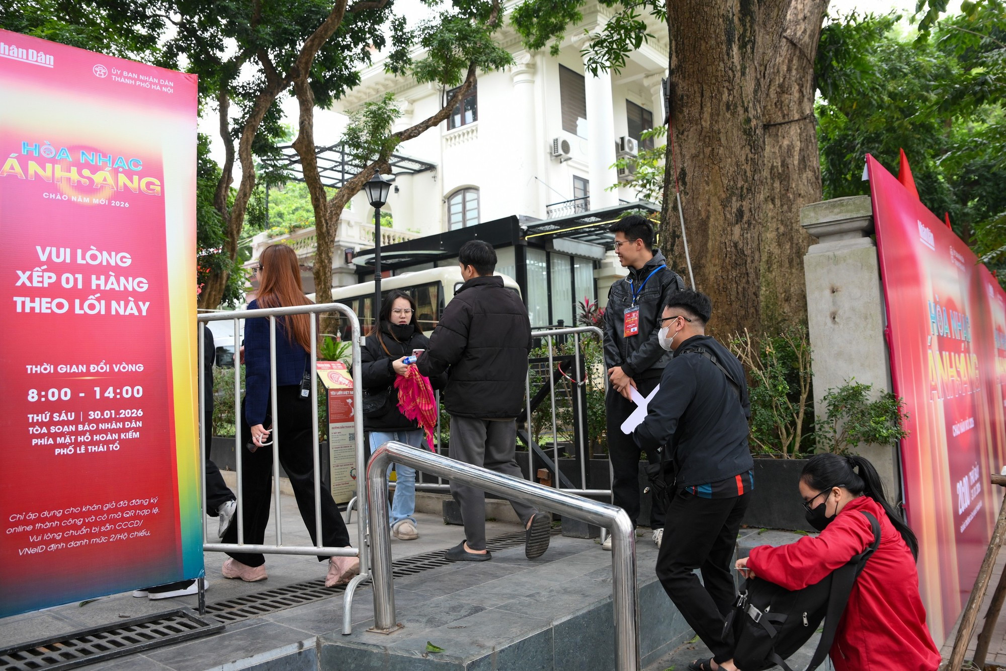 Muchos jóvenes llegan temprano al punto de distribución de entradas para el evento.