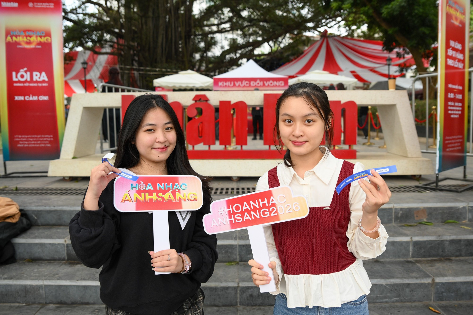 Estas dos jóvenes, que tienen entradas para el Concierto de Luz, prometen ser espectadoras fervientes.