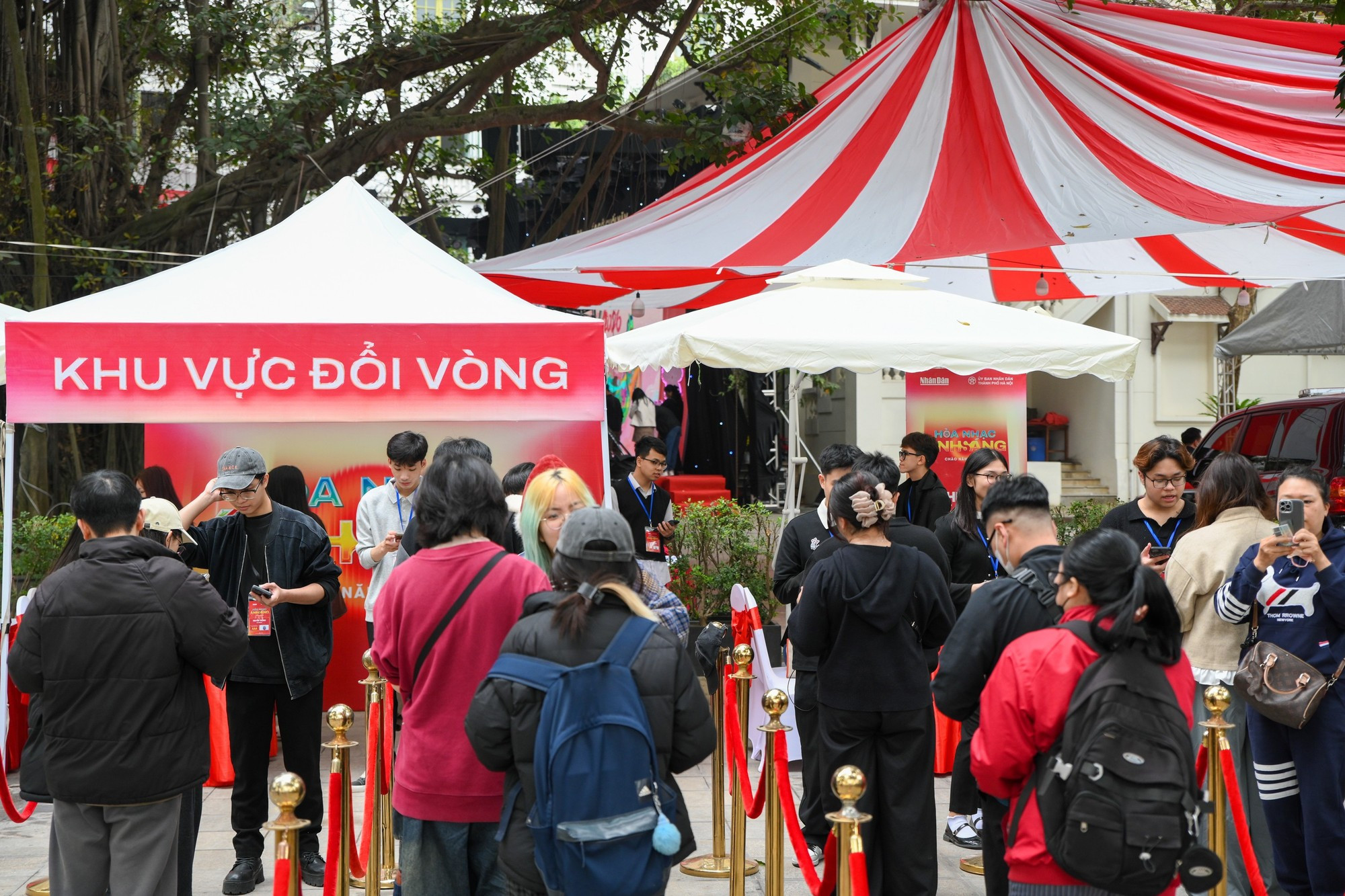 Desde primera hora de la mañana, muchas personas acuden a la sede del periódico Nhan Dan para recibir entradas.
