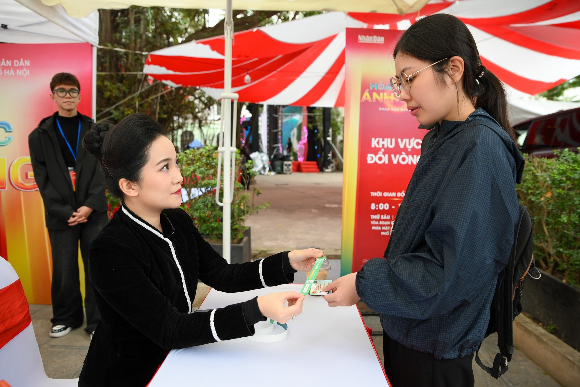 El programa recibe una atención especial por parte del público, lo que refleja el atractivo de las actividades culturales comunitarias en Hanói.