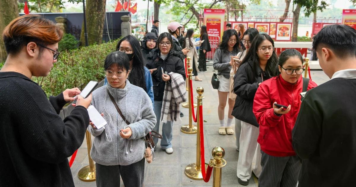 [Foto] Público recibe entrada gratuita del Concierto de la Luz