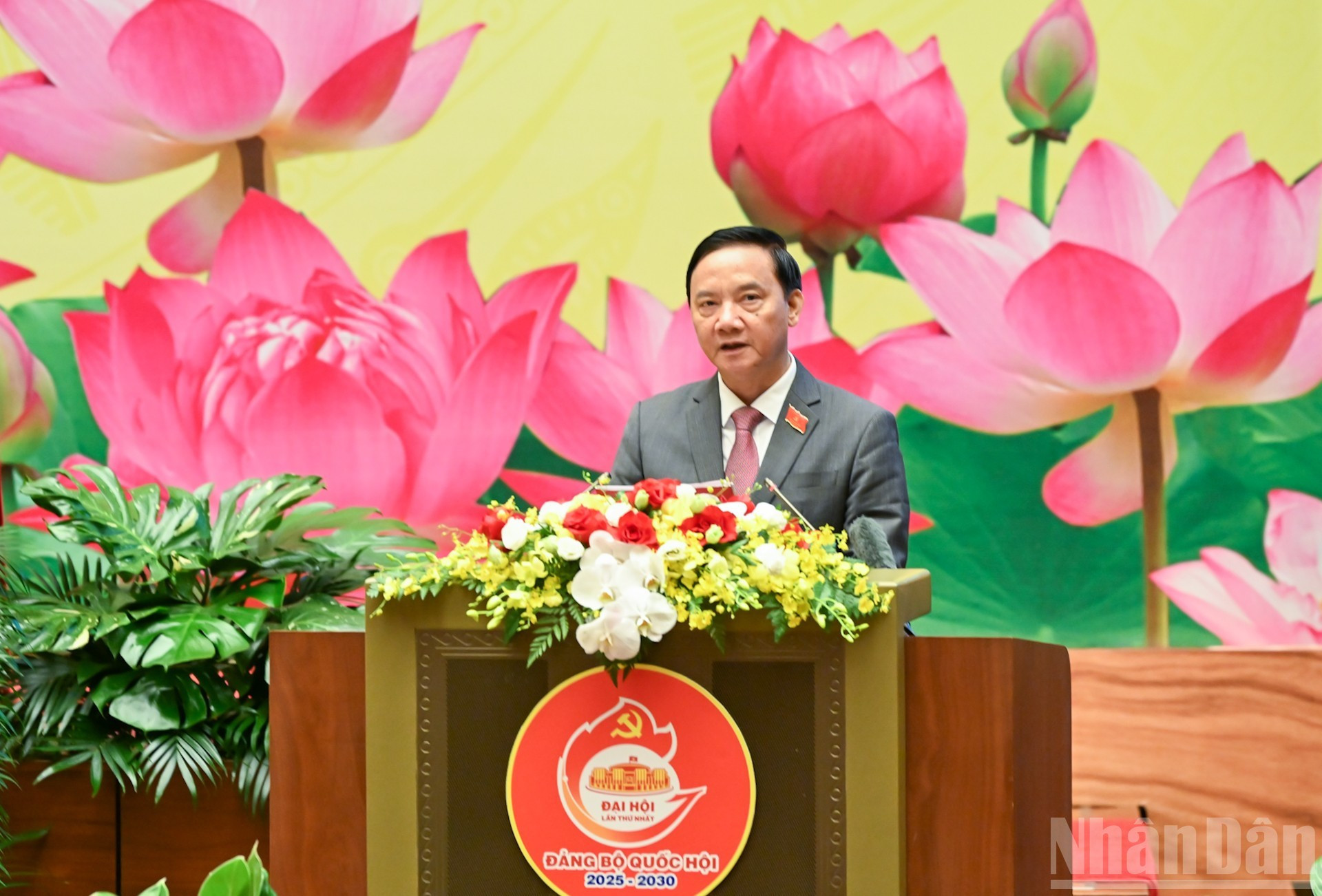 El vicesecretario permanente del Comité del PCV de la ANV, el subtitular Nguyen Khac Dinh presenta el informe político.