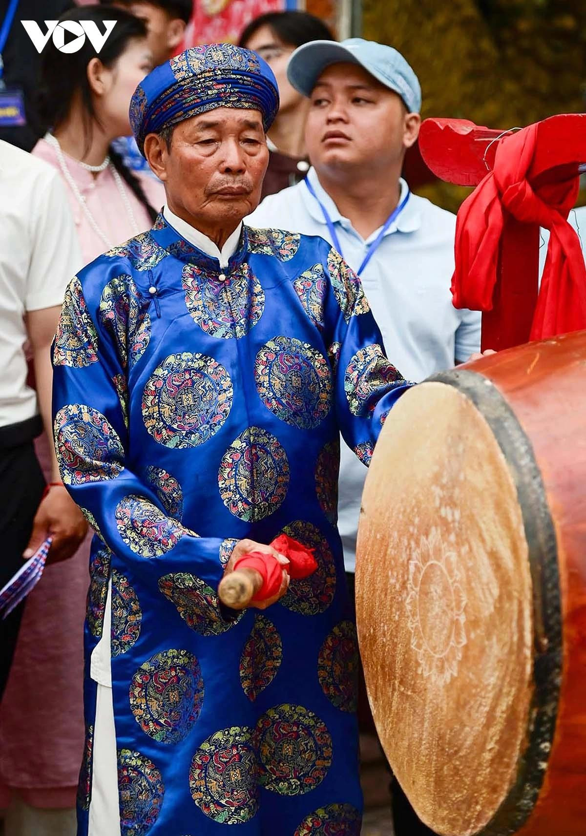 El sonido del tambor del festival se mezcla con los vítores del público, creando un ritmo muy particular del día festivo.