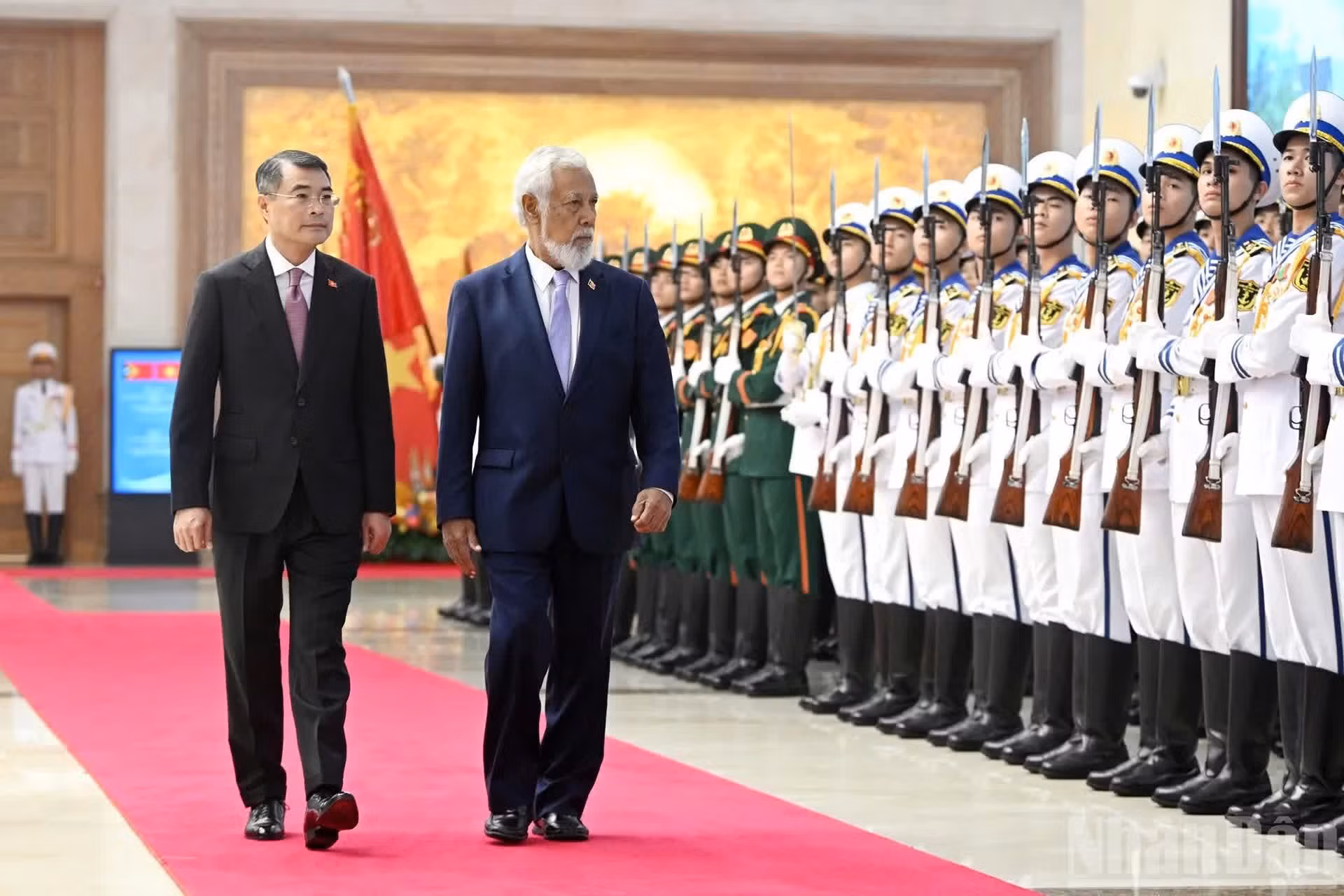Ambos dirigentes pasan revista a la guardia de honor del Ejército Popular de Vietnam.