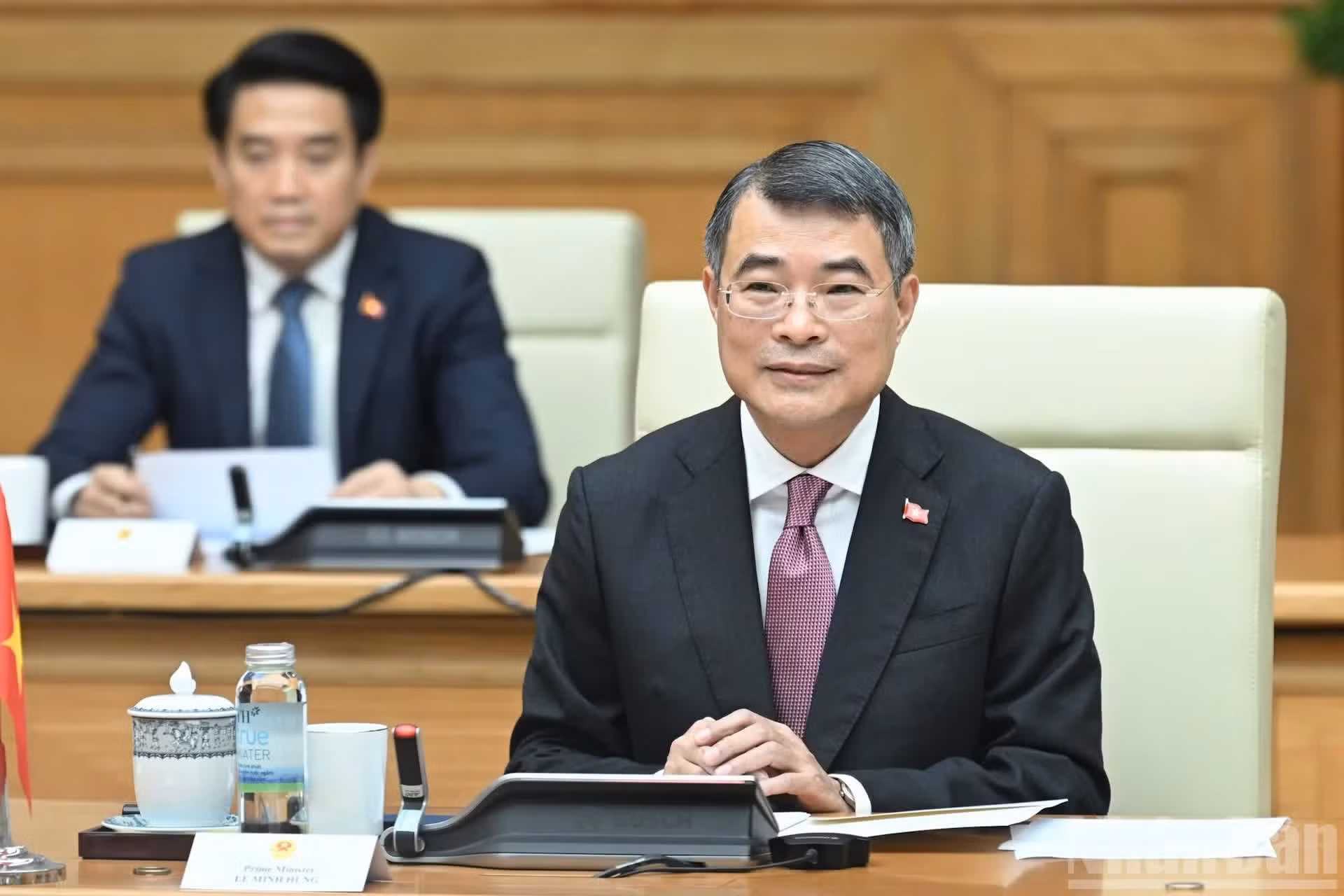 El premier Le Minh Hung interviene en el encuentro.