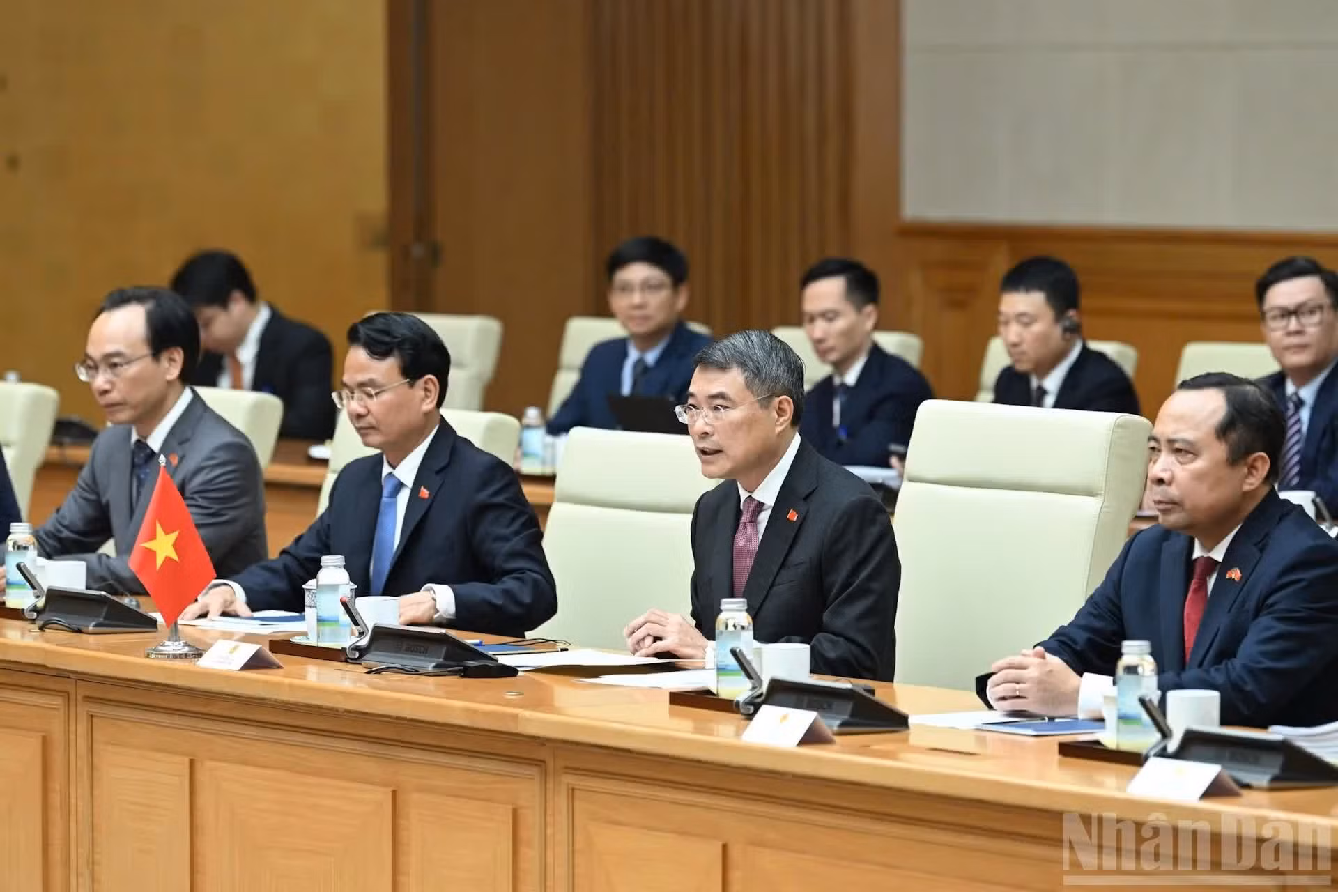 El premier Le Minh Hung y miembros del Gobierno vietnamita en la cita.