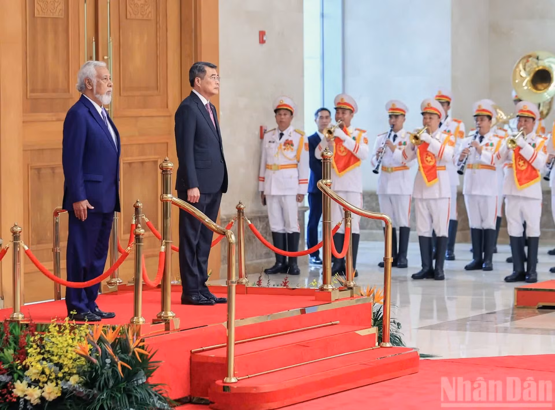 Ambos dirigentes realizan el acto de saludo a las banderas de los dos países.