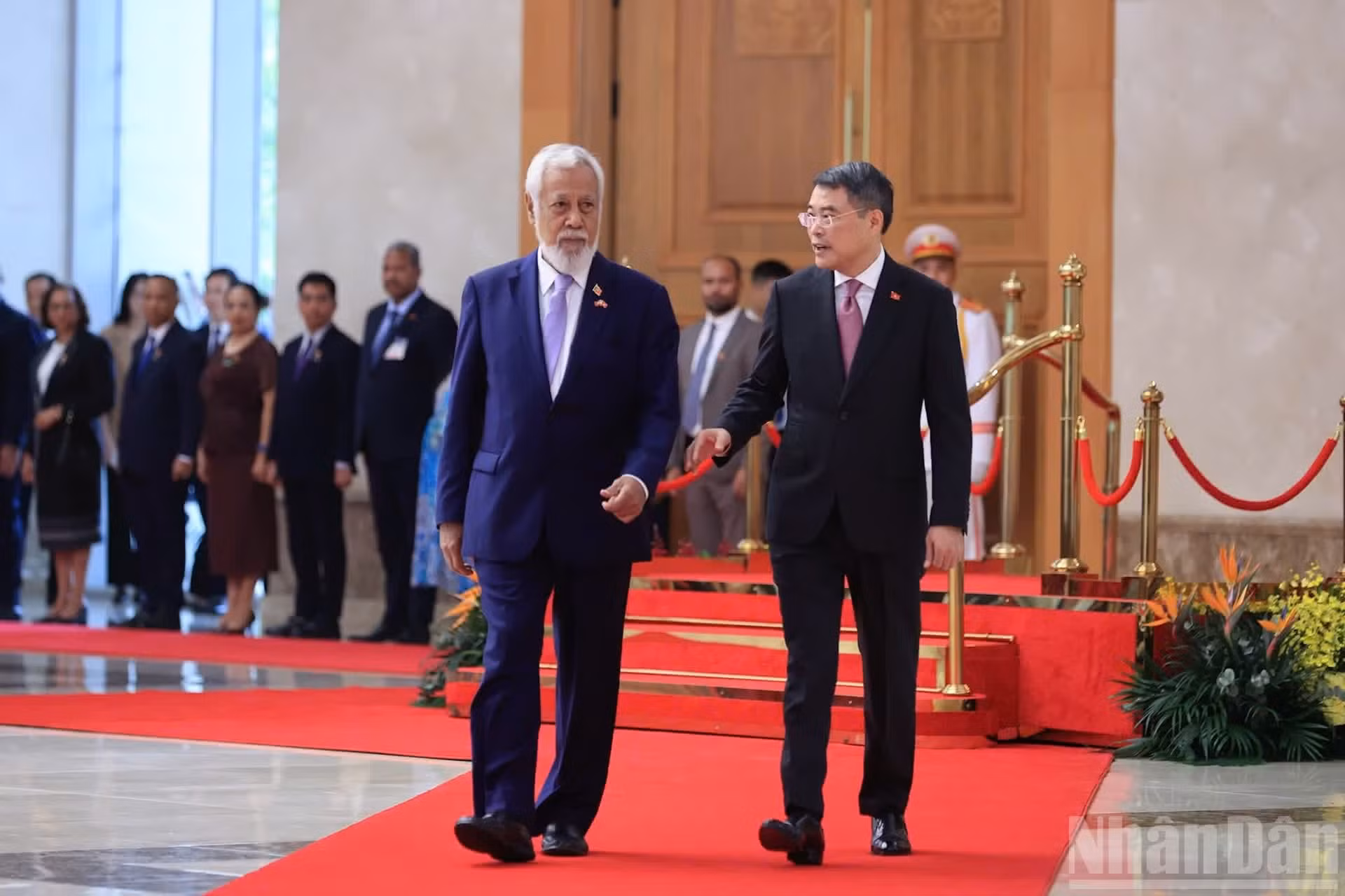 El primer ministro de Vietnam, Le Minh Hung, y su homólogo timorense, Kay Rala Xanana Gusmão, sostienen un encuentro después de la recepción ceremonial.
