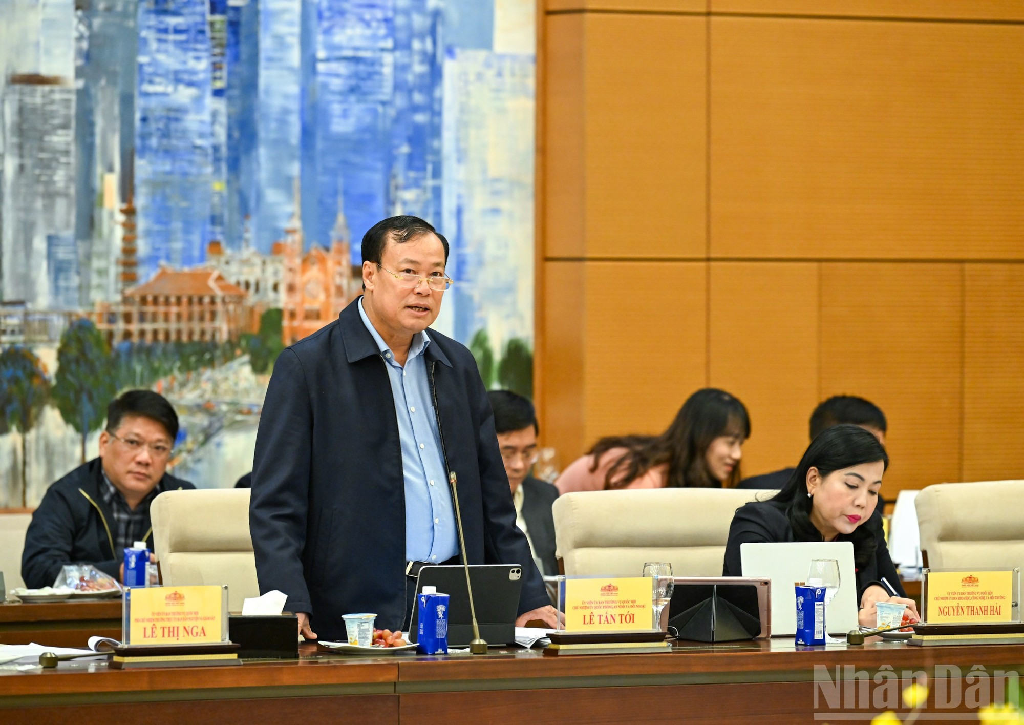 El titular de la Comisión de Defensa, Seguridad y Asuntos Exteriores, Le Tan Toi, habla en la reunión.