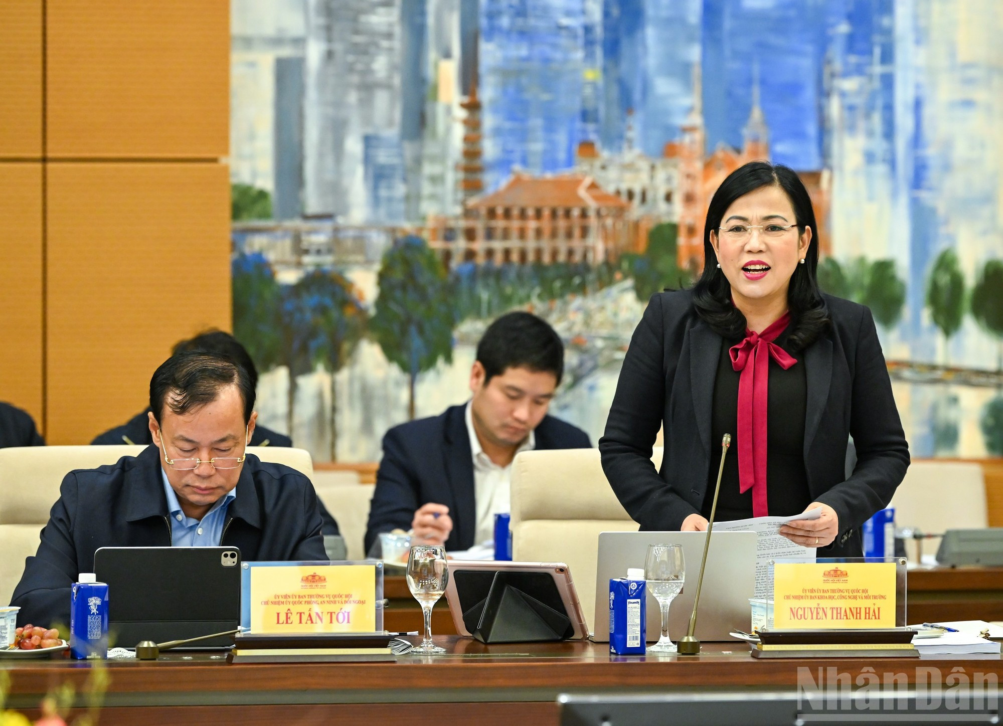 La jefa de la Comisión de Ciencia, Tecnología y Medio Ambiente, Nguyen Thanh Hai, toma la palabra en la cita.