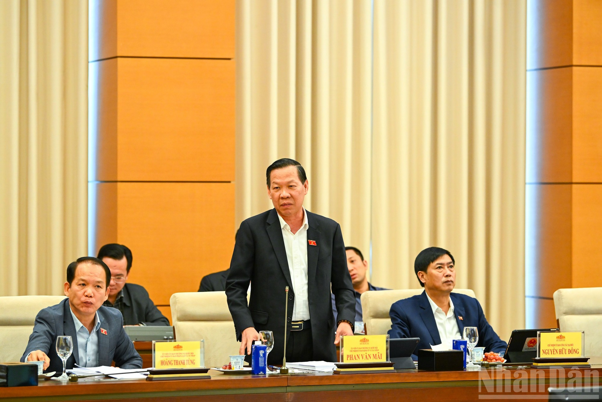 El jefe de la Comisión de Economía y Finanzas, Phan Van Mai, pronuncia un discurso en la reunión.