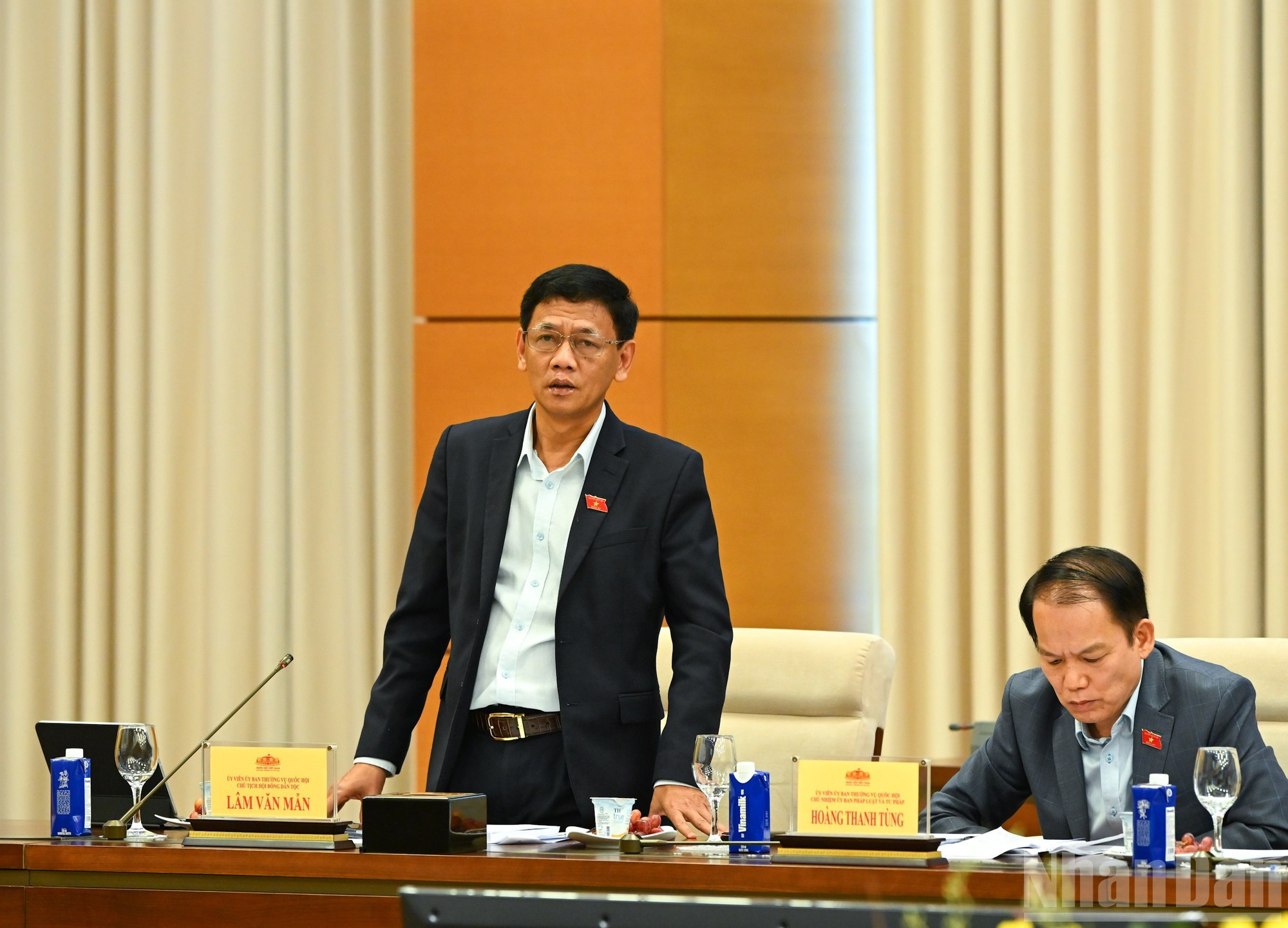 El jefe de la Comisión de Asuntos Étnicos, Lam Van Man, habla en la cita.