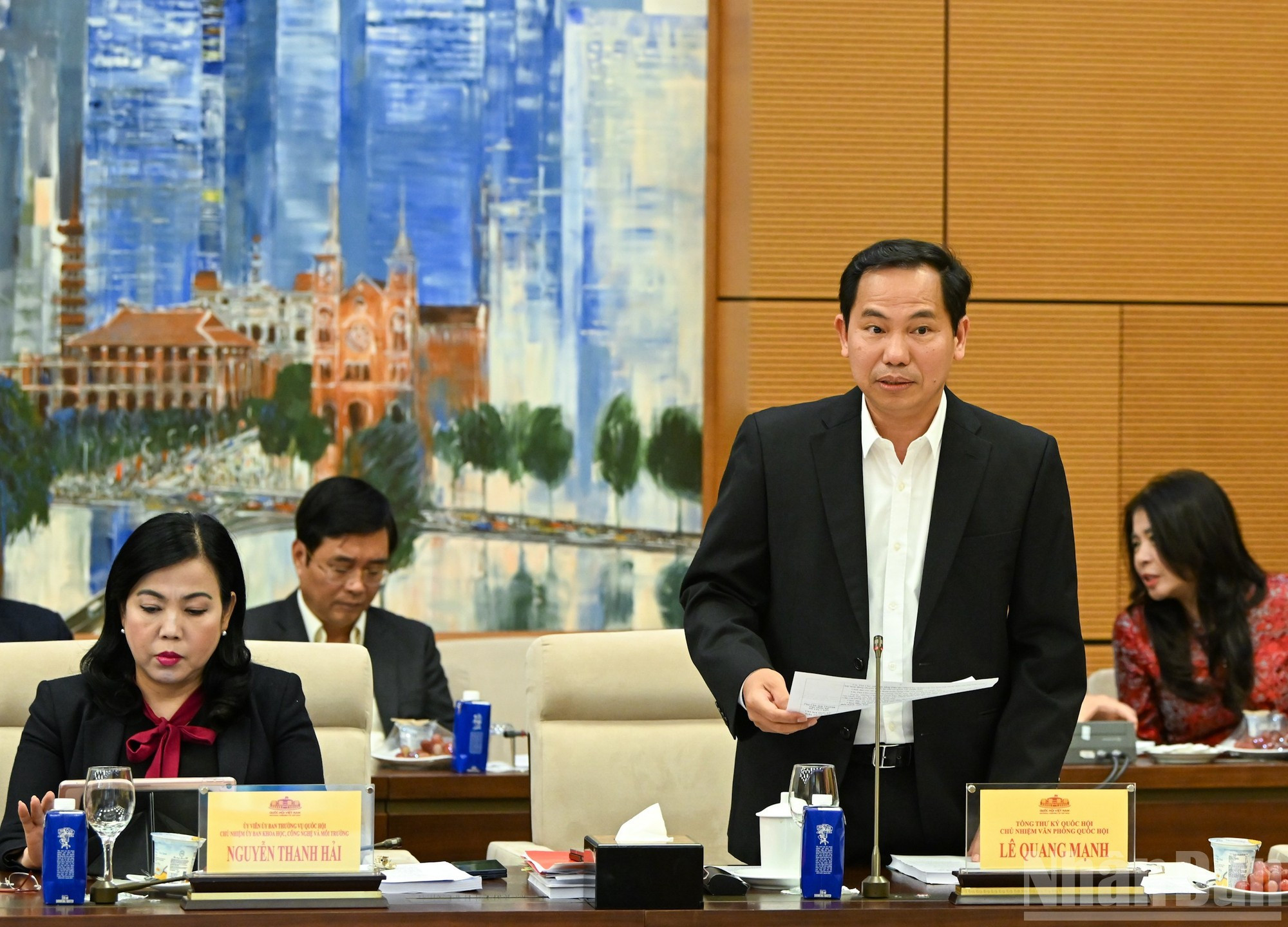 El secretario general de la ANV y jefe de la Oficina parlamentaria, Le Quang Manh, presenta un informe en el evento.