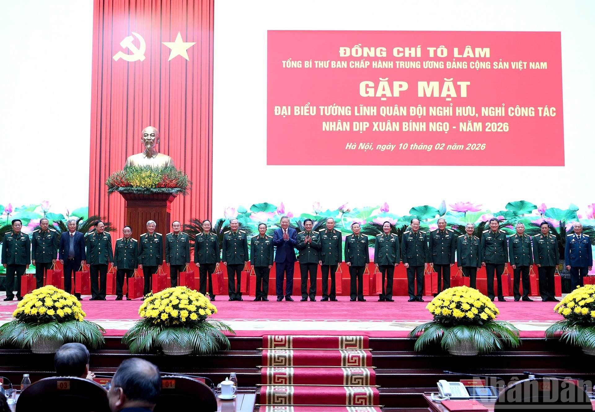 El secretario general To Lam y el ministro de Defensa, Phan Van Giang, entregan regalos a los asistentes.