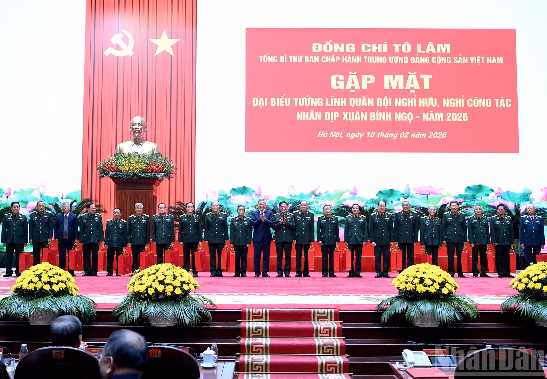El secretario general To Lam y el ministro de Defensa, Phan Van Giang, entregan regalos a los asistentes.