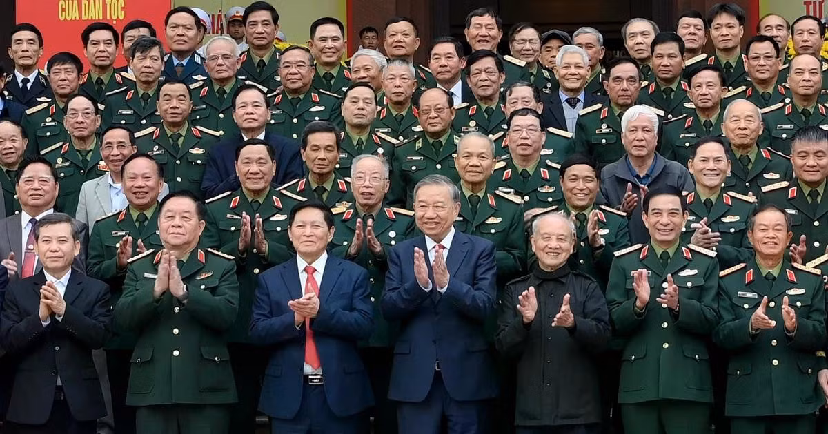 [Foto] Líder partidista sostiene encuentro con oficiales generales jubilados