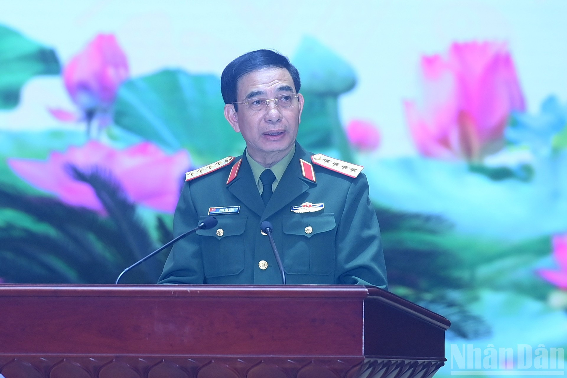 El ministro de Defensa, Phan Van Giang, habla en la cita.