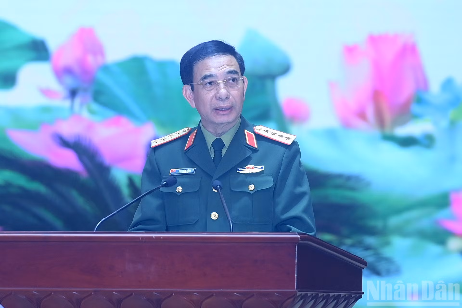 El ministro de Defensa, Phan Van Giang, habla en la cita.