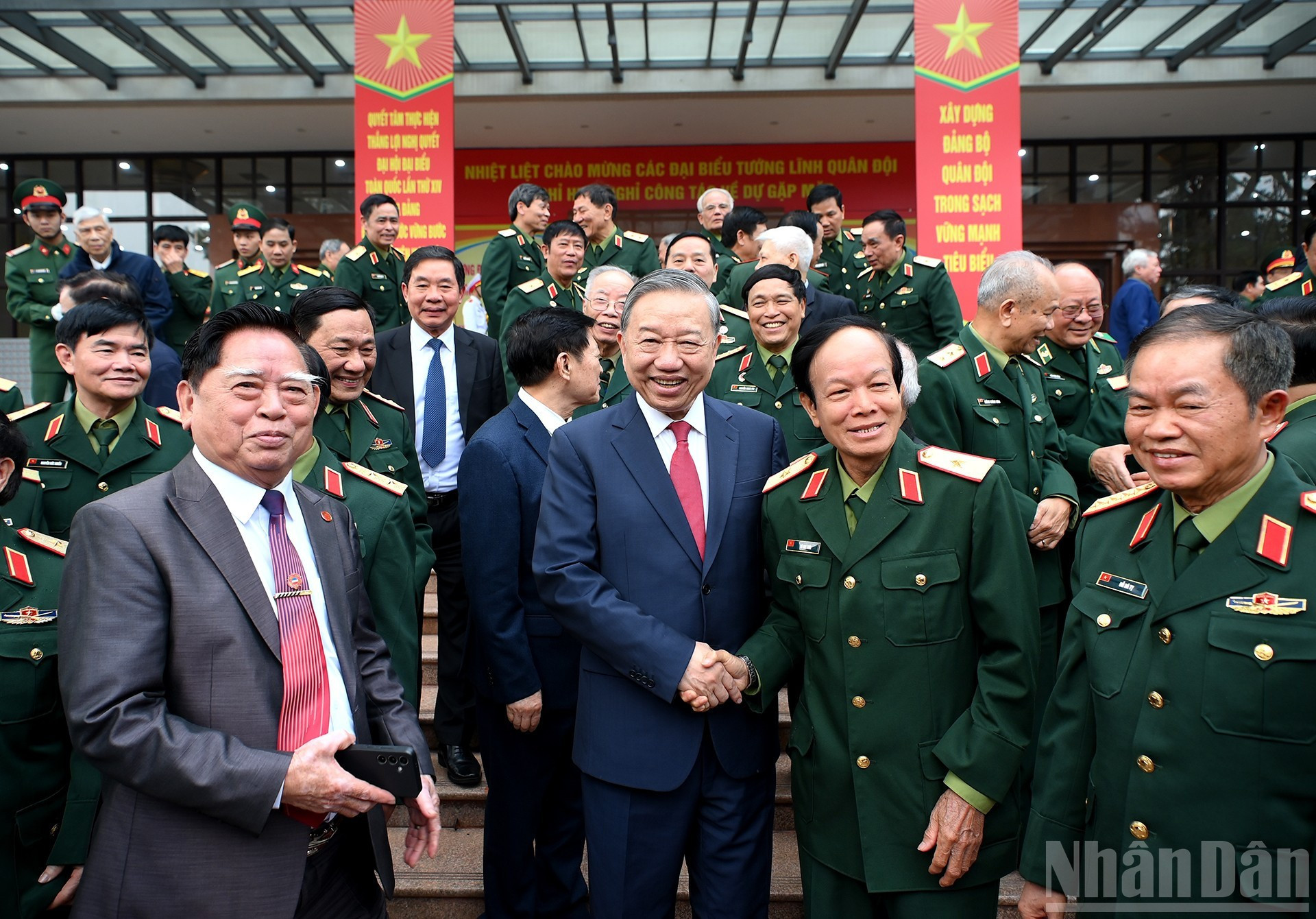 El secretario general To Lam saluda a los asistentes al encuentro.