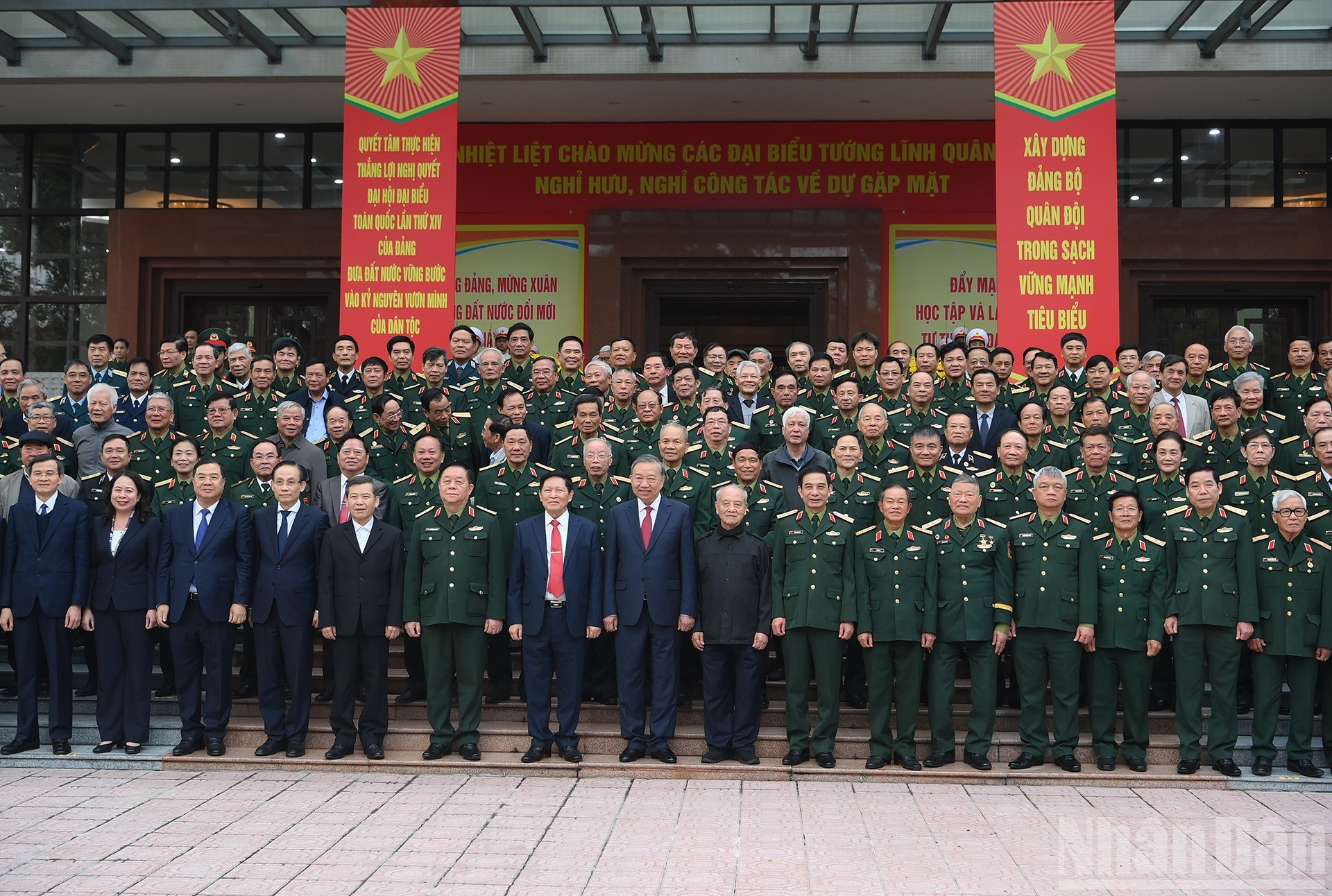 El secretario general To Lam y los asistentes al encuentro.