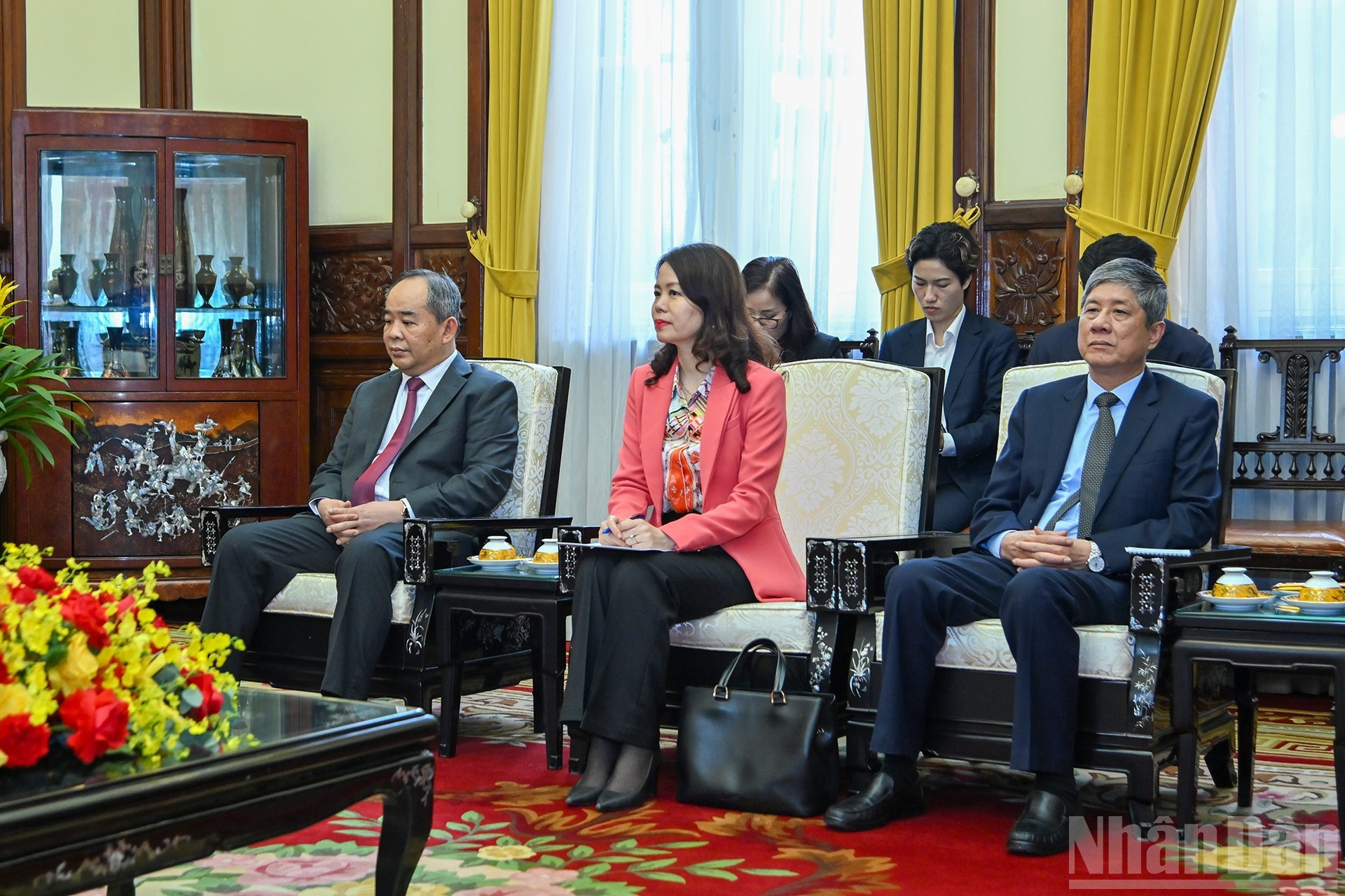 Funcionarios vietnamitas acuden al encuentro.