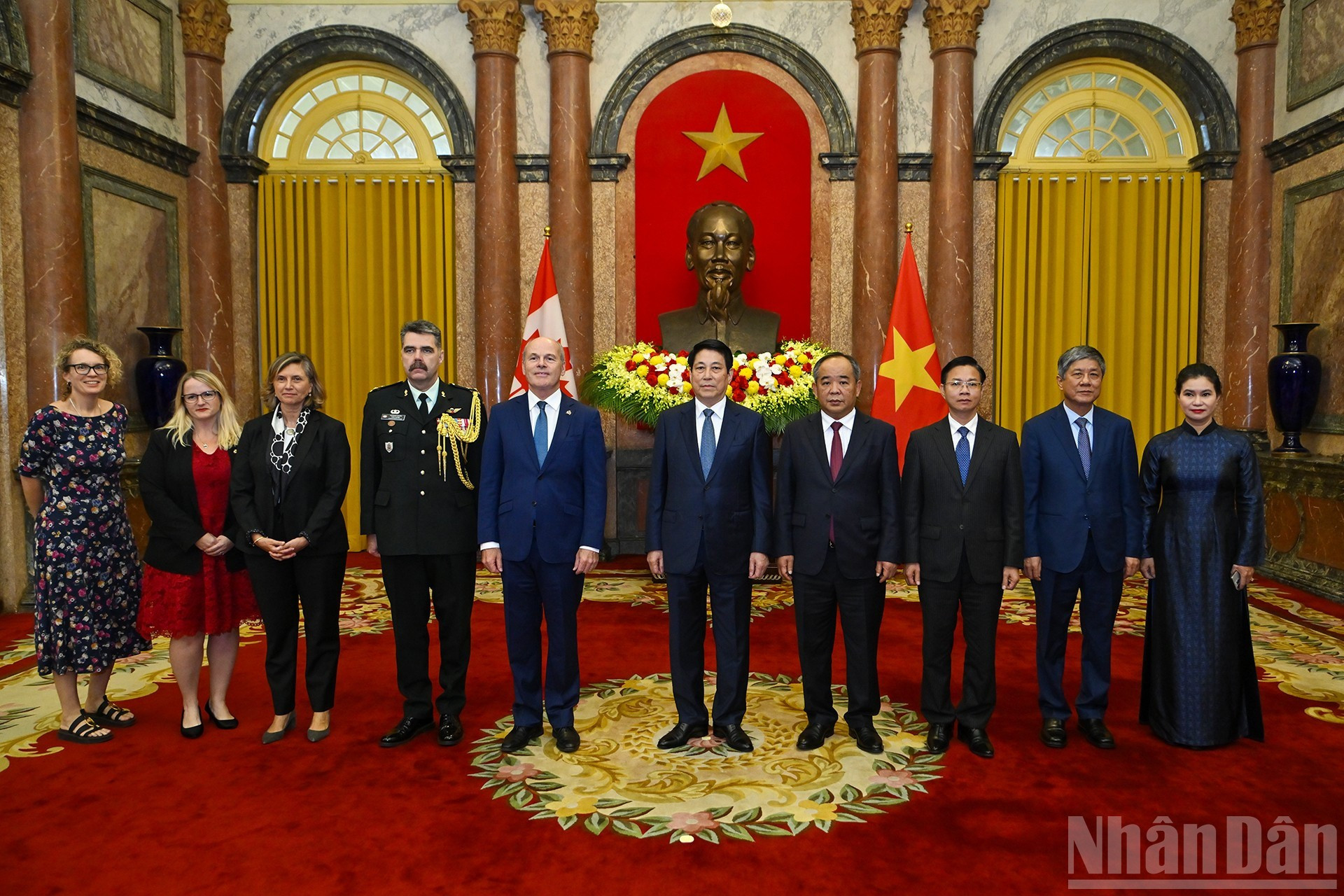 El presidente Luong Cuong y los embajadores que le presentan hoy cartas credenciales. El presidente Luong Cuong y los embajadores que le presentan hoy cartas credenciales.