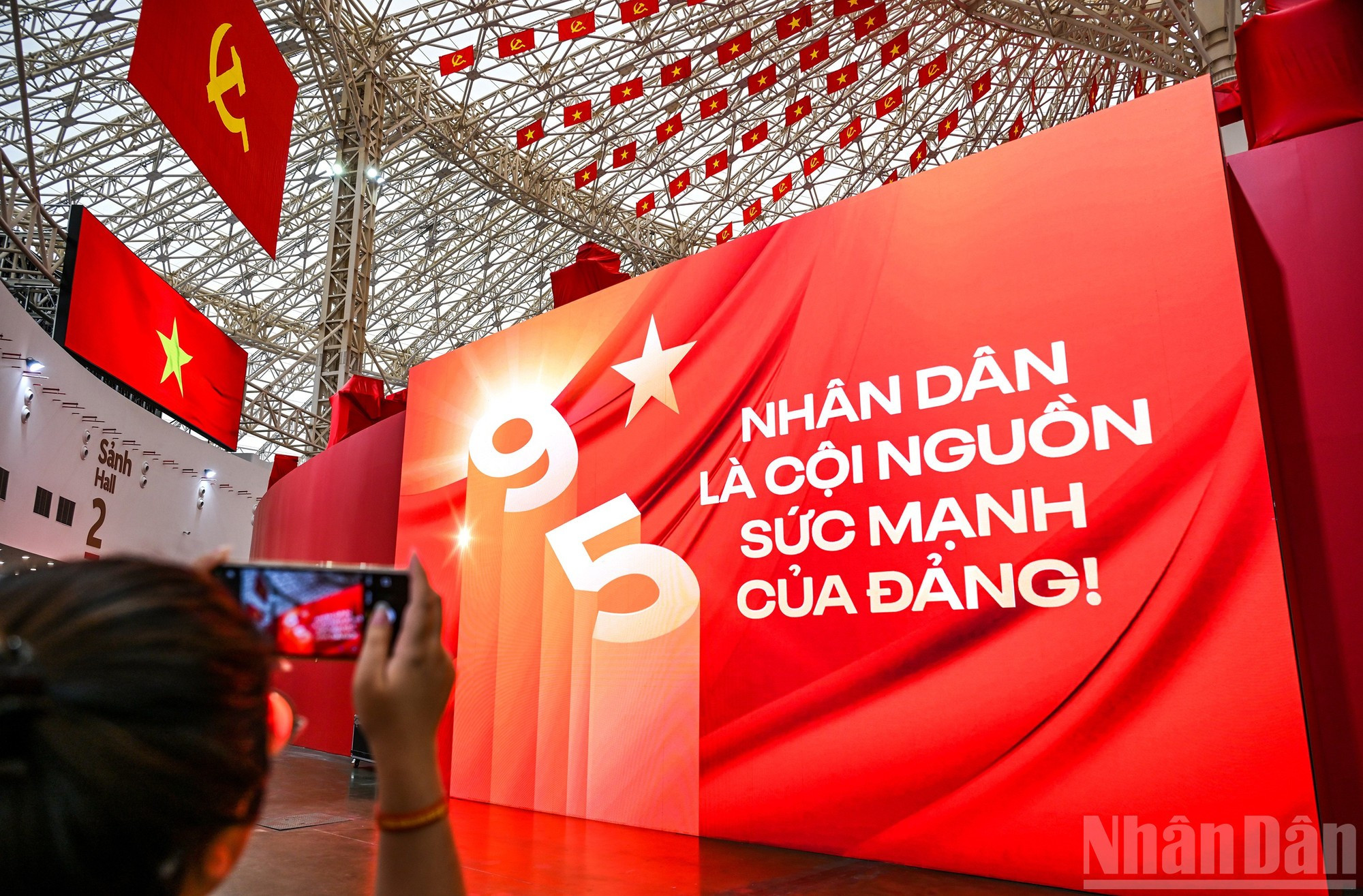 El color rojo vibrante de la exposición impresiona a muchos visitantes. El color rojo vibrante de la exposición impresiona a muchos visitantes.
