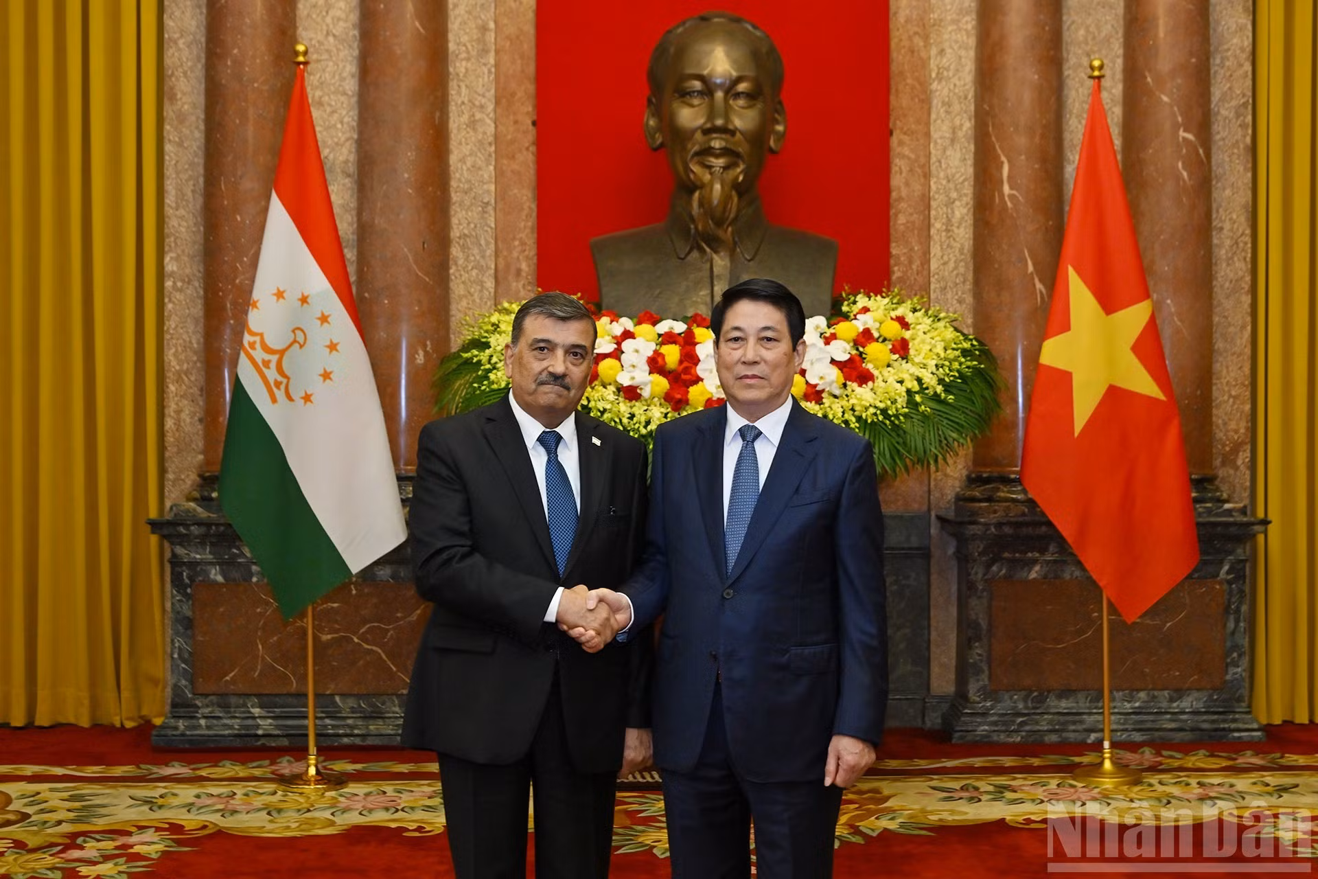 El presidente de Vietnam, Luong Cuong, y el embajador concurrente de Tayikistán.