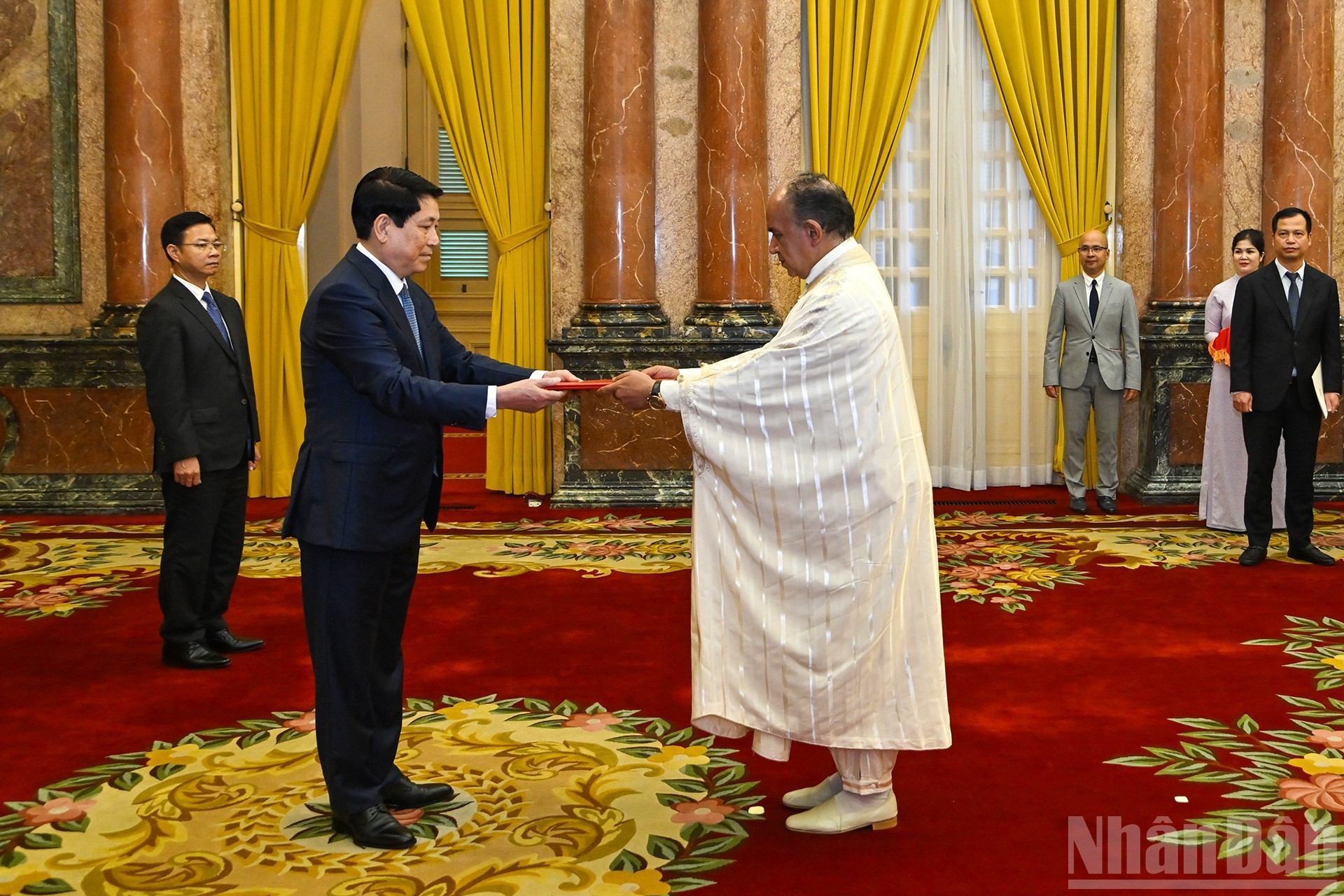 El embajador concurrente de Túnez presenta sus cartas credenciales al presidente vietnamita, Luong Cuong. El embajador concurrente de Túnez presenta sus cartas credenciales al presidente vietnamita, Luong Cuong.