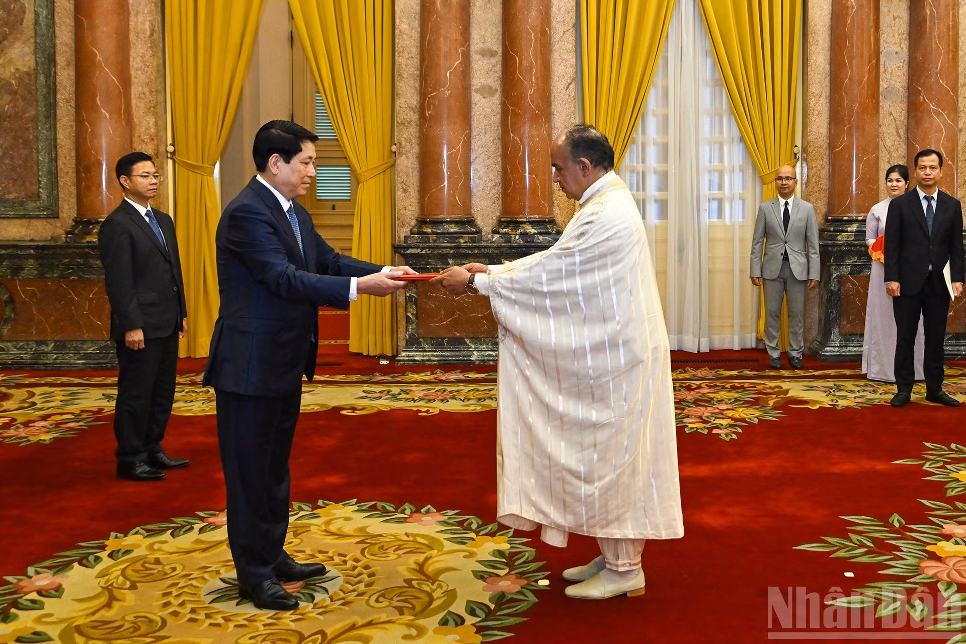 El embajador concurrente de Túnez presenta sus cartas credenciales al presidente vietnamita, Luong Cuong.