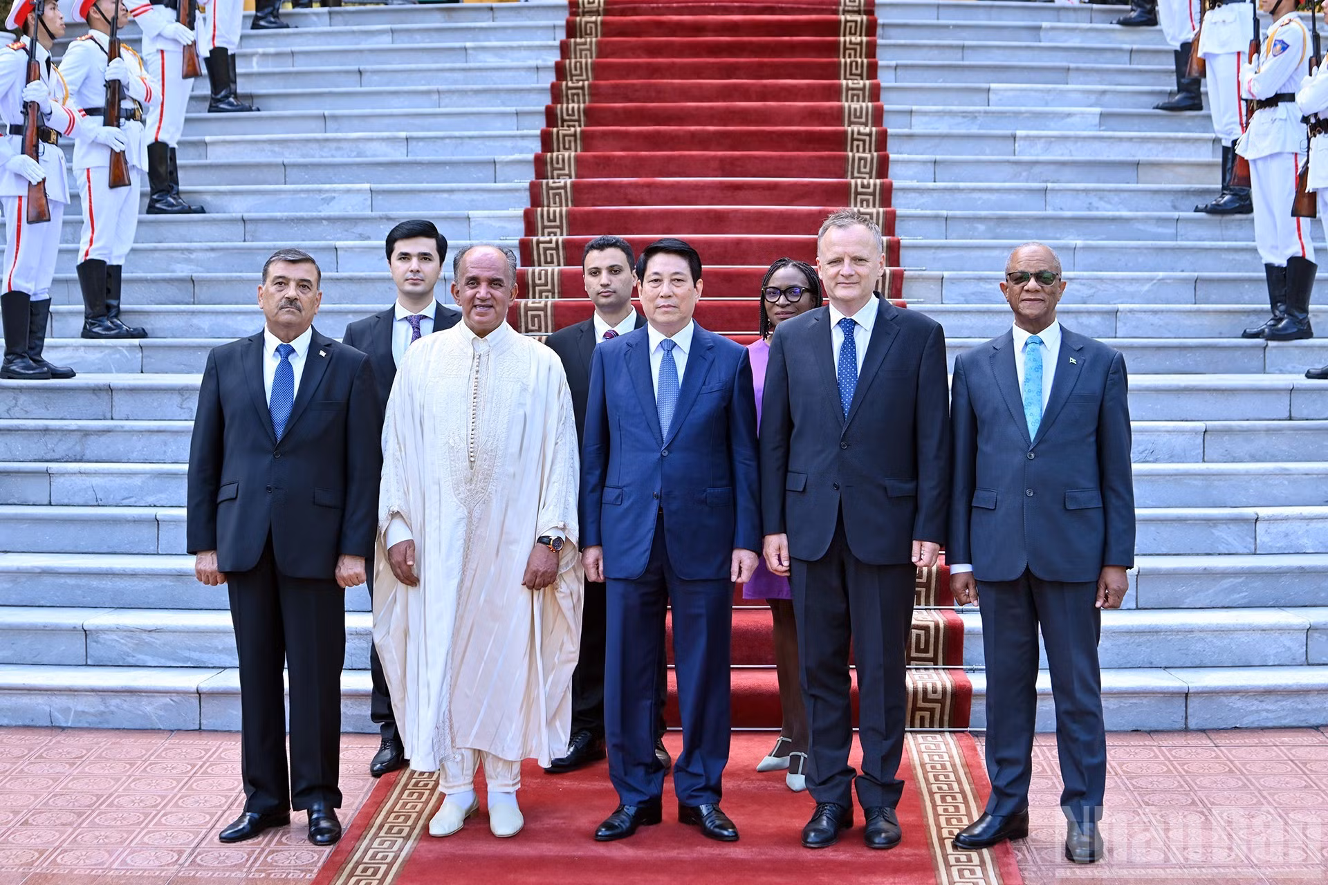 El presidente de Vietnam, Luong Cuong, junto con los embajadores concurrentes de Jamaica, Túnez, Eslovenia y Tayikistán, y otros delegados en la cita.