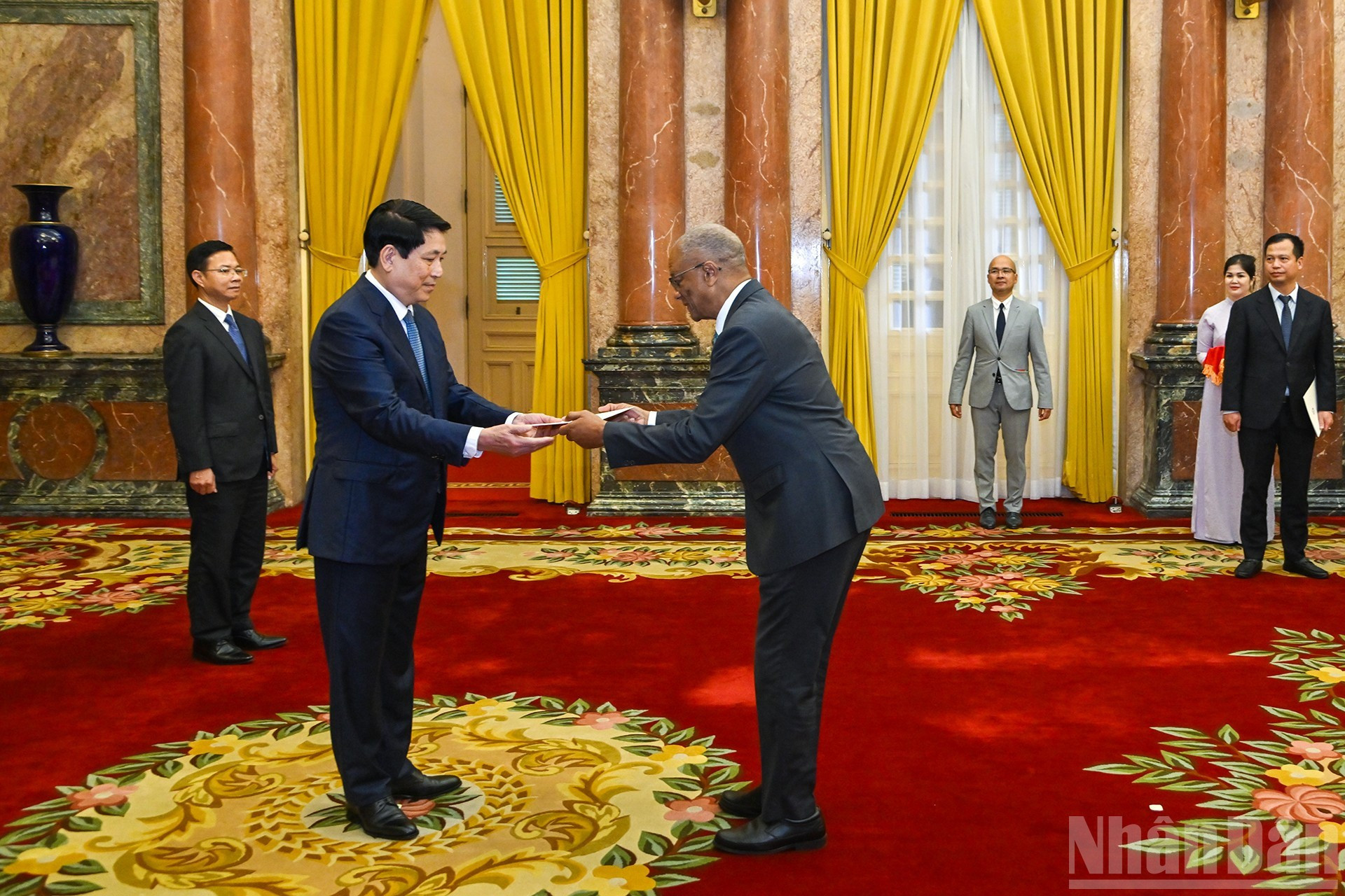 El embajador concurrente de Jamaica presenta sus cartas credenciales al presidente de Vietnam, Luong Cuong. El embajador concurrente de Jamaica presenta sus cartas credenciales al presidente de Vietnam, Luong Cuong.