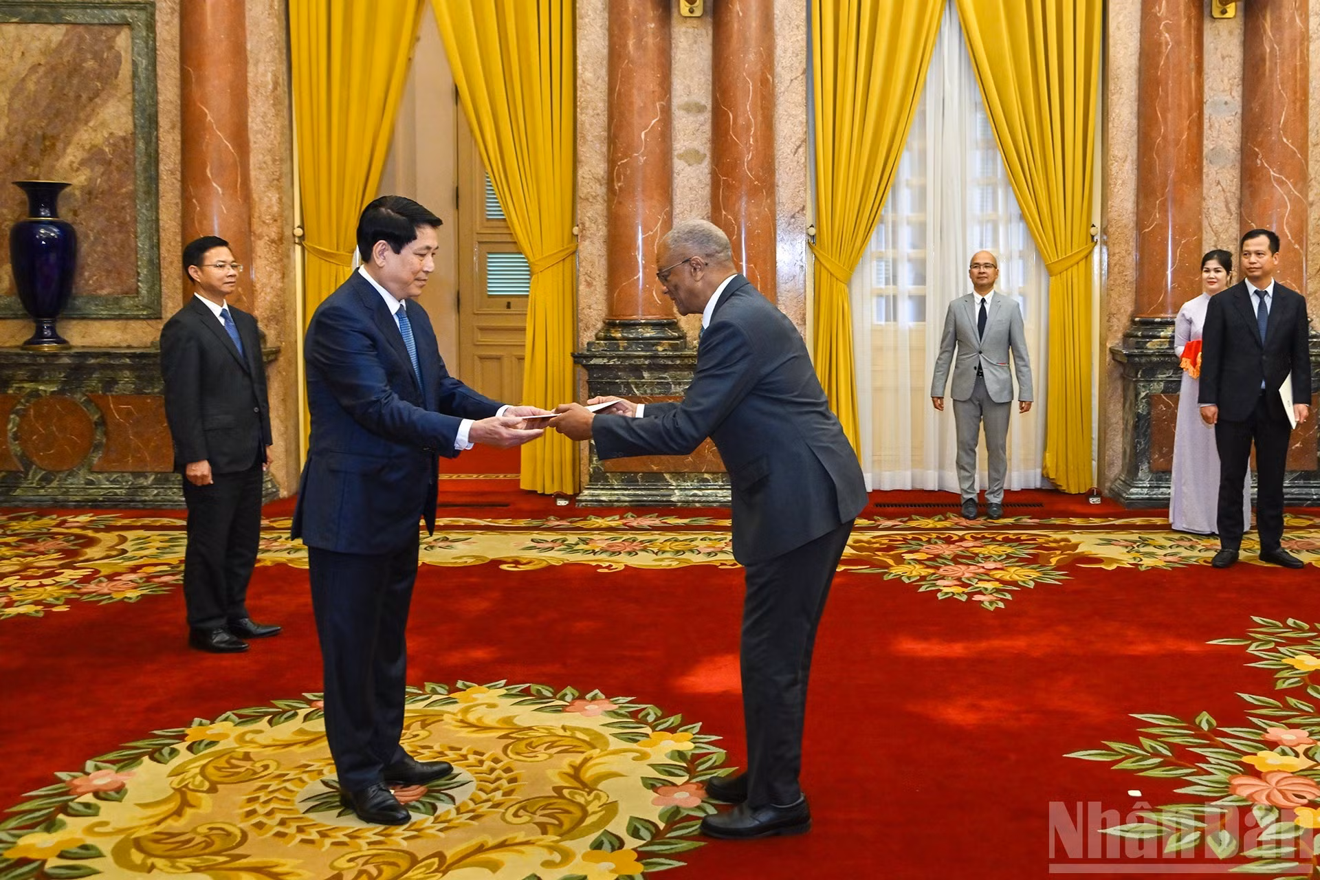 El embajador concurrente de Jamaica presenta sus cartas credenciales al presidente de Vietnam, Luong Cuong.