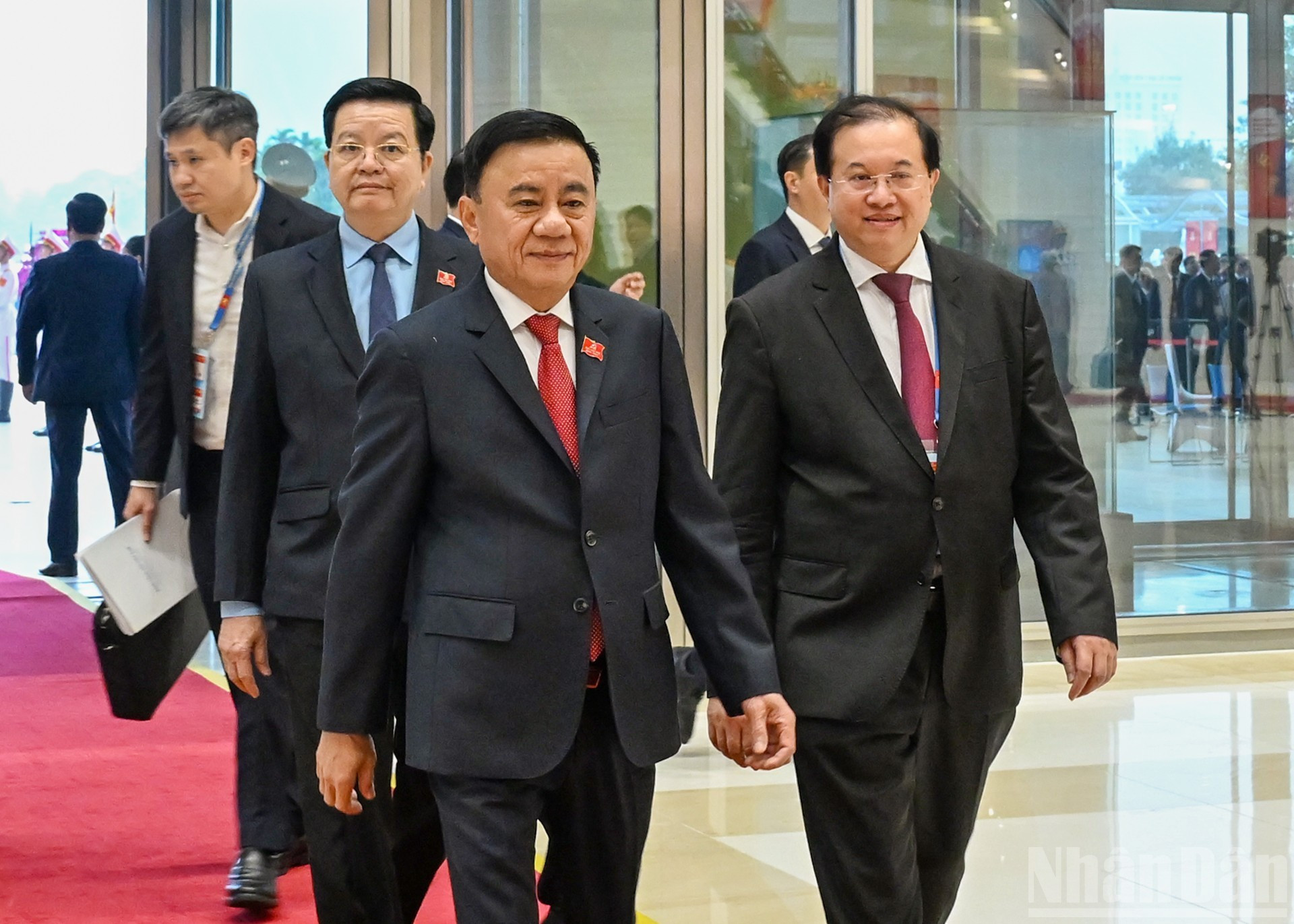 El miembro permanente del Secretariado del Comité Central del PCV, Tran Cam Tu, asiste al evento.