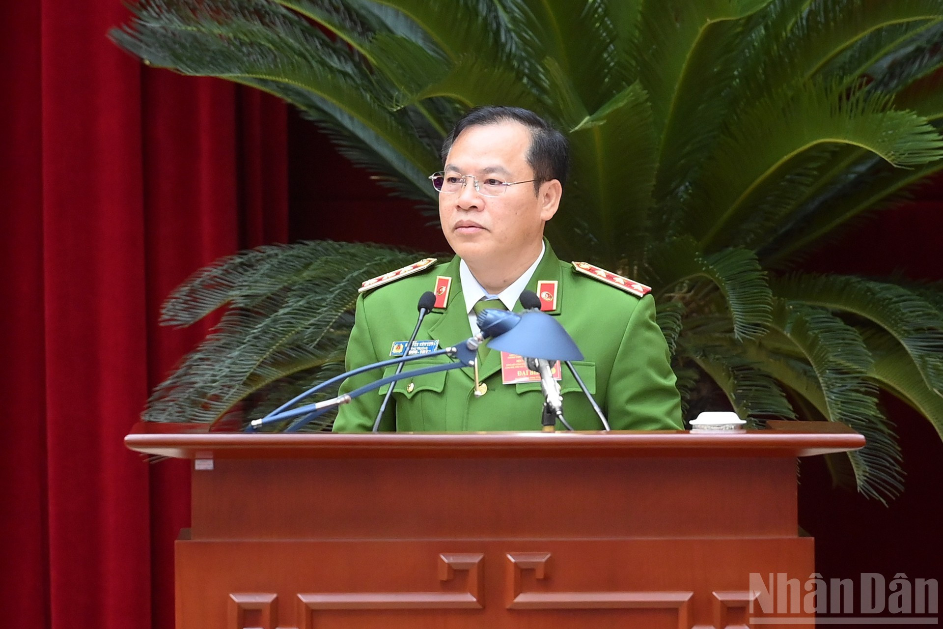 El viceministro de Seguridad Pública Nguyen Van Long habla en la reunión.