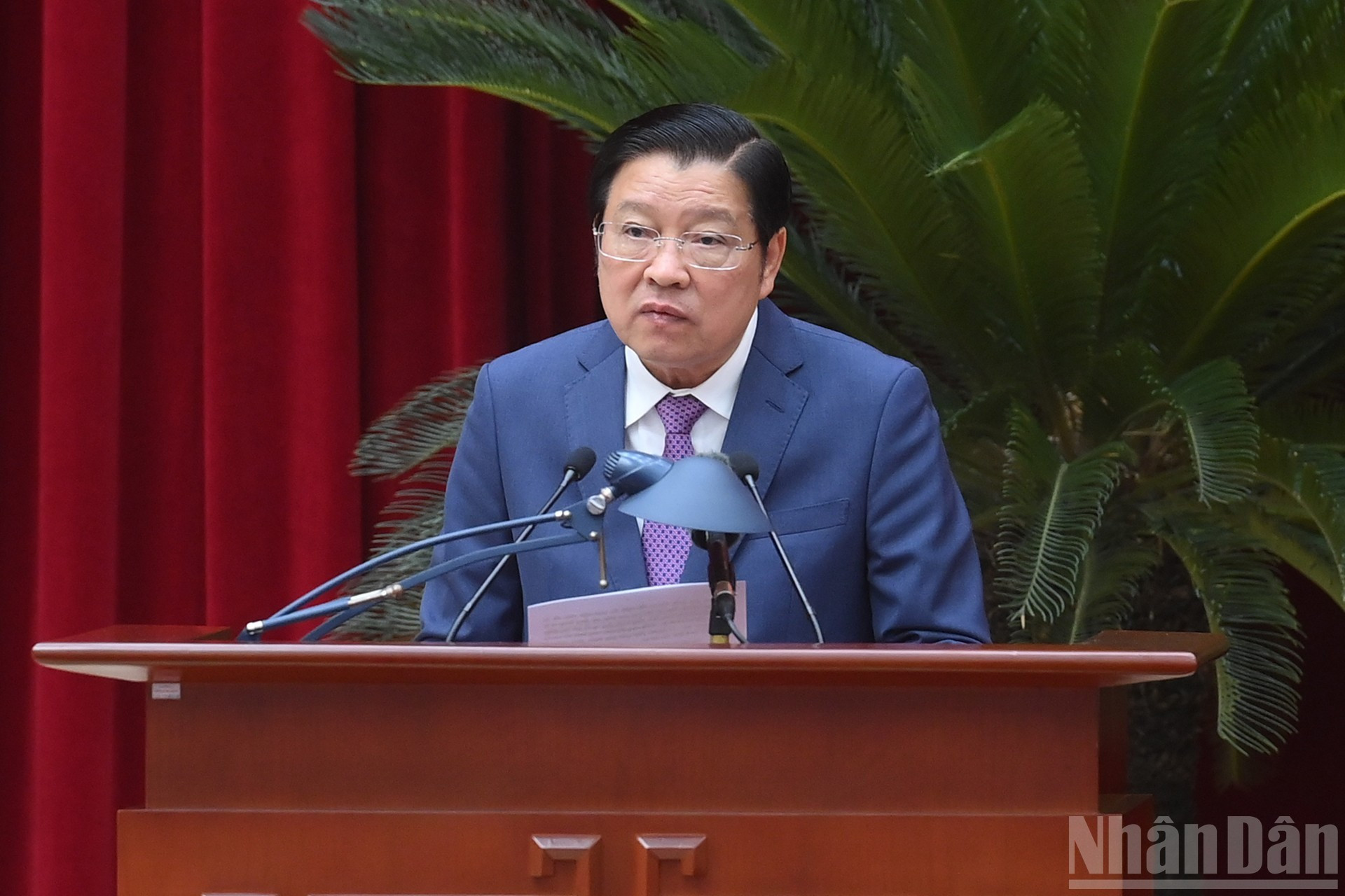 El jefe de la Comisión de Asuntos Internos del Comité Central del PCV, Phan Dinh Trac, toma la palabra en la cita.