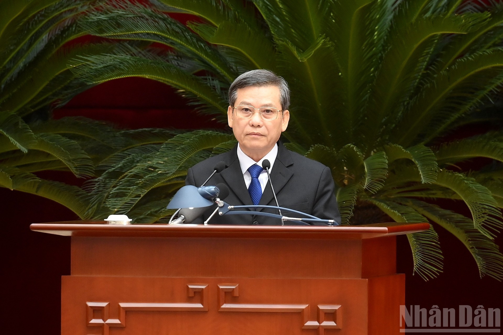 El subjefe permanente de la Comisión de Asuntos Internos del Comité Central del PCV, Le Minh Tri, presenta un informe en la conferencia.