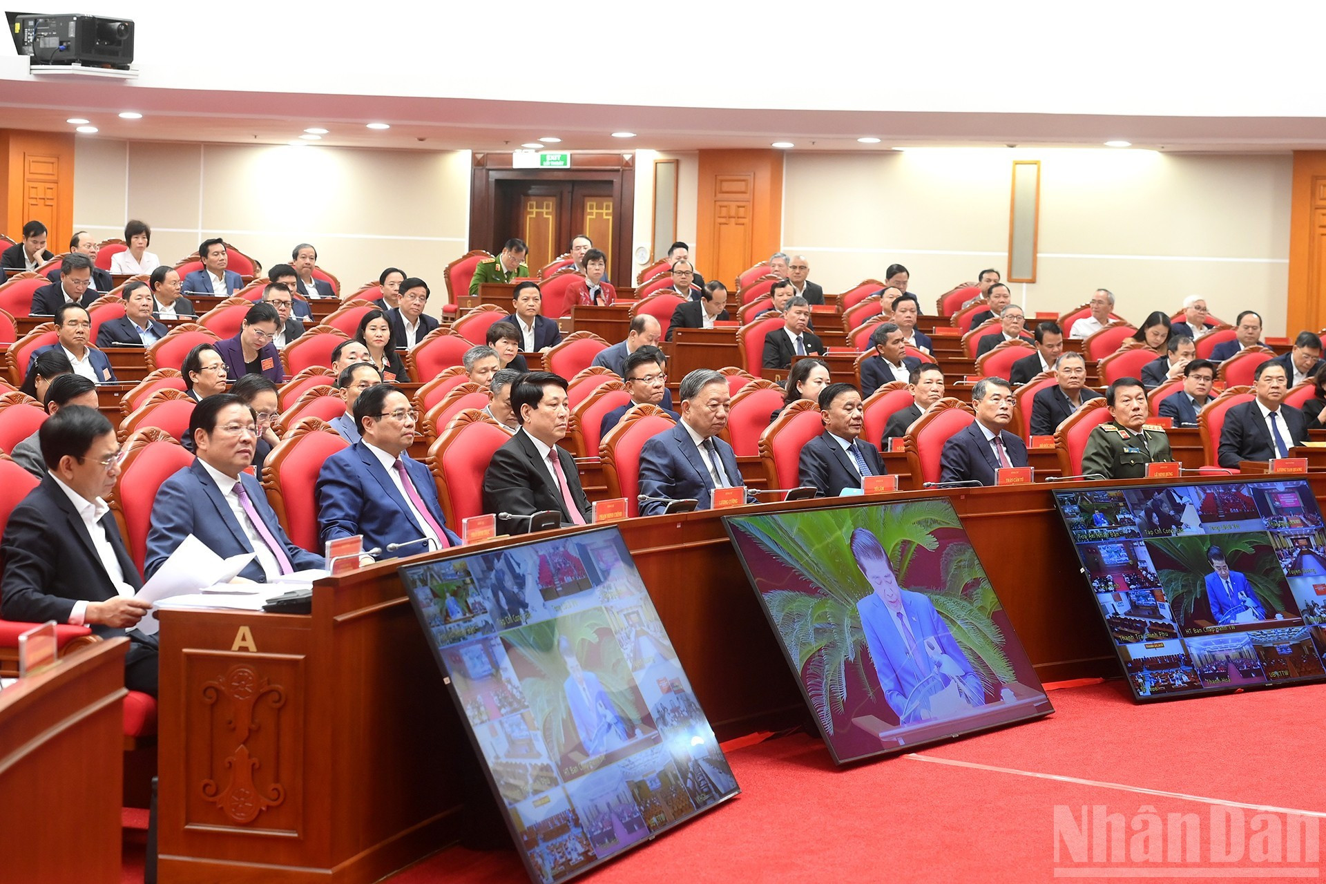 El secretario general del PCV, To Lam, y dirigentes del Partido y Estado asisten al evento.