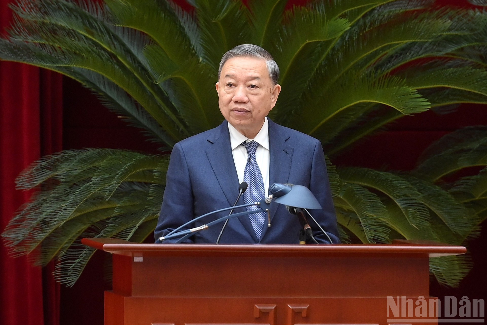 El dirigente partidista de Vietnam, To Lam, toma la palabra en la reunión.