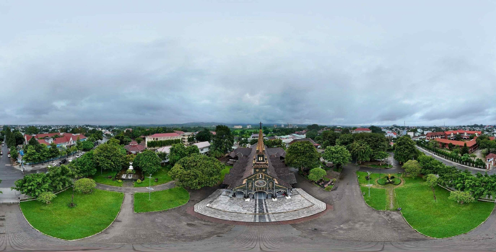 Ubicada en la calle de Nguyen Hue, en el barrio de Kon Tum, en la sureña provincia vietnamita de Quang Ngai, la llamada iglesia de madera es un destino familiar tanto para los turistas como para los fieles que visitan la ciudad montañosa.