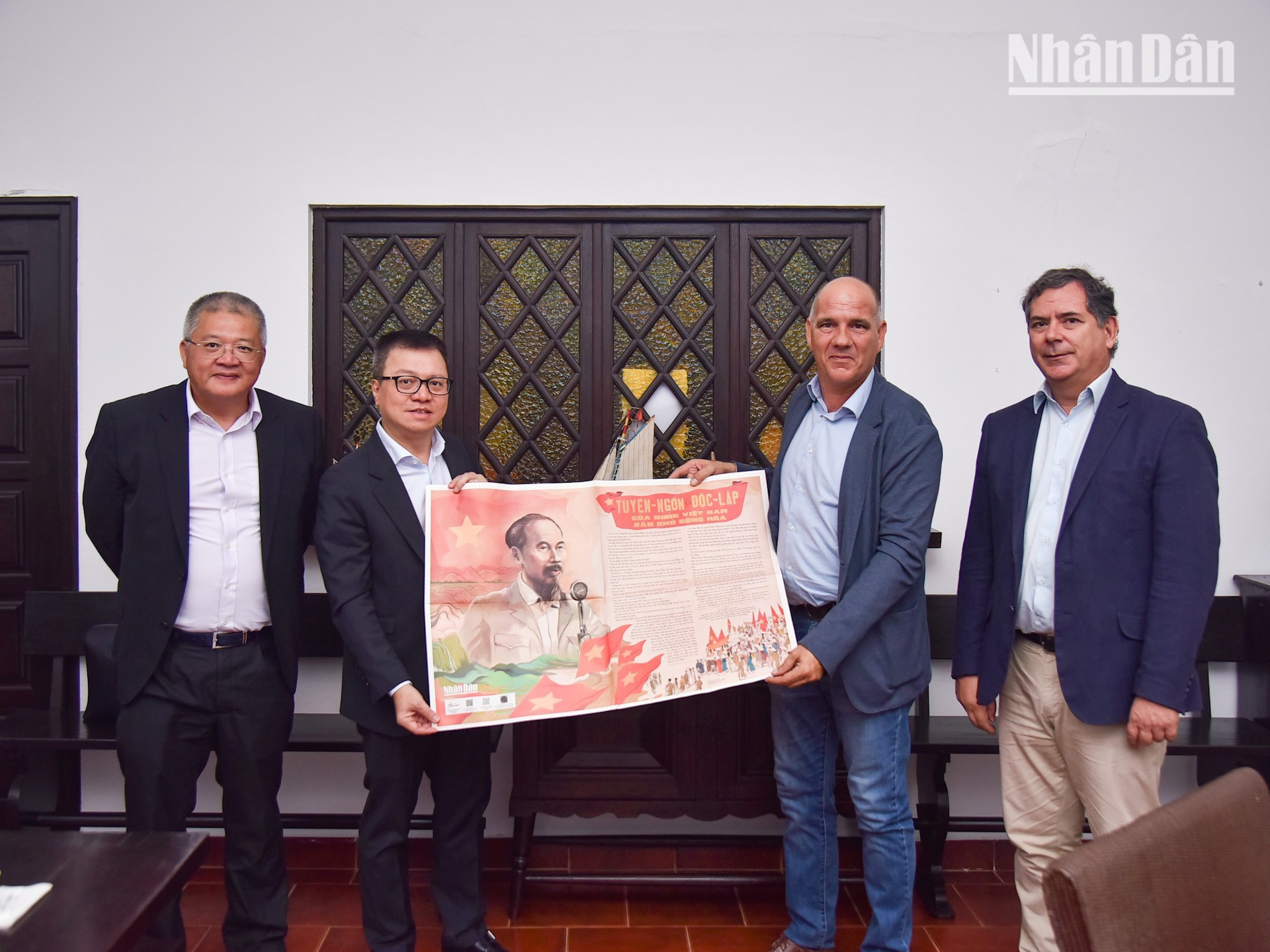 Ambas partes coinciden en que la unidad es la clave del éxito, como siempre recalcaba el presidente Ho Chi Minh. El secretario general expresa la alegría del PCP por la apertura de embajadas en ambos países y se comprometió a contribuir activamente al fortalecimiento de las relaciones bilaterales. Ambas partes coinciden en que la unidad es la clave del éxito, como siempre recalcaba el presidente Ho Chi Minh. El secretario general expresa la alegría del PCP por la apertura de embajadas en ambos países y se comprometió a contribuir activamente al fortalecimiento de las relaciones bilaterales.