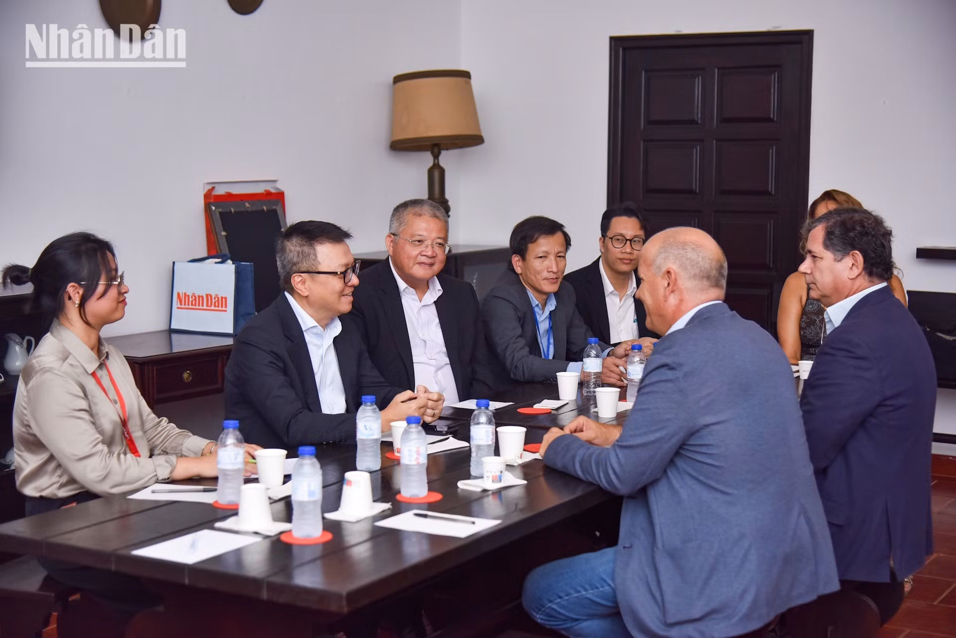 En la recepción ofrecida a la delegación del periódico Nhan Dan, el líder del PCP, Paulo Raimundo, subraya que los acontecimientos históricos de Vietnam no solo tienen un significado para su pueblo, sino también para el Partido Comunista Portugués y para los pueblos del mundo. Destacó la victoria del pueblo vietnamita en su lucha contra el colonialismo y el imperialismo y afirma que esta victoria es una gran fuente de inspiración para los pueblos del mundo.