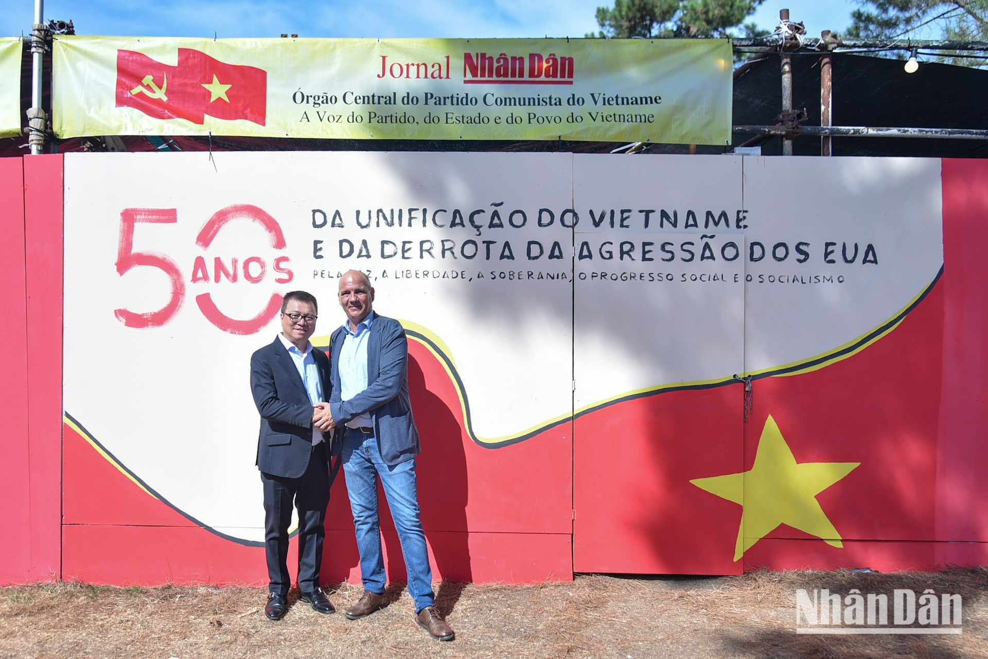 Al recordar la visita del secretario general del PCP, Paulo Raimundo, a Vietnam en agosto de 2024, el presidente-editor Le Quoc Minh expresa su satisfacción por la estrecha y fraternal relación entre ambos partidos, que comparten el objetivo común de brindar felicidad a sus pueblos. Al recordar la visita del secretario general del PCP, Paulo Raimundo, a Vietnam en agosto de 2024, el presidente-editor Le Quoc Minh expresa su satisfacción por la estrecha y fraternal relación entre ambos partidos, que comparten el objetivo común de brindar felicidad a sus pueblos.