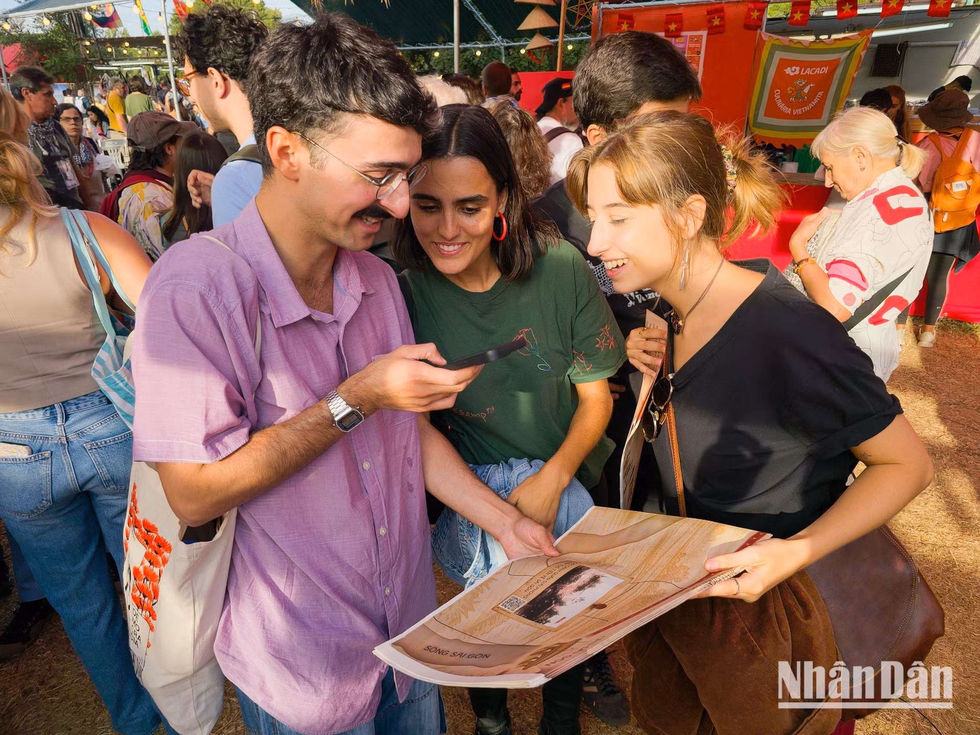 Le Quoc Minh expresa su deseo de que el PCP contribuya activamente a fomentar la cooperación y la amistad entre ambos países, incluida la cooperación a nivel local. Reiteró su disposición a reforzar la colaboración con las agencias informativas y los medios de comunicación de Portugal para promocionar el potencial de ambas naciones.