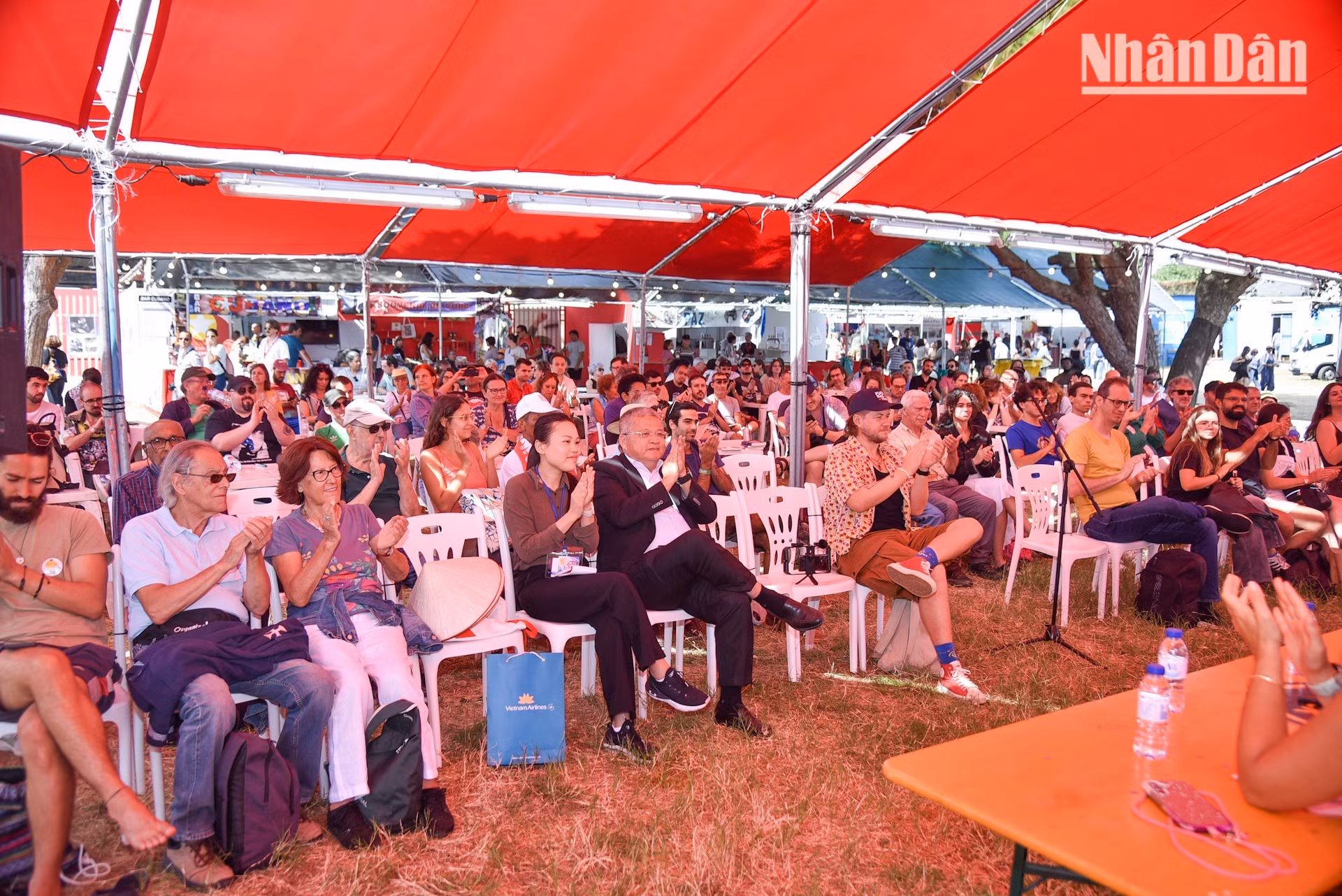 Amigos portugueses y de otras partes del mundo felicitan calurosamente a Vietnam por sus importantes eventos históricos y logros significativos.